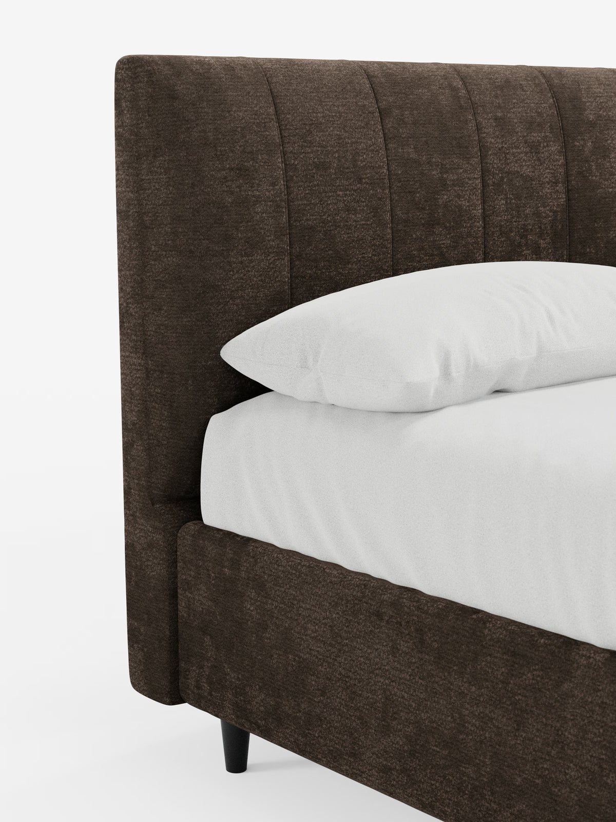 Un primo piano del letto imbottito ONYX con contenitore e testiera verticale in tessuto certificato Oeko-Tex® di Letti.store. Questo letto moderno presenta una testiera e una struttura imbottite di colore marrone scuro, con un’alta testiera imbottita impreziosita da eleganti pannelli cuciti verticalmente che conferiscono un aspetto sofisticato. Il letto è raffigurato con materasso e cuscino bianchi, poggiante su corte gambe nere su uno sfondo bianco a tinta unita per esaltarne lo stile contemporaneo.