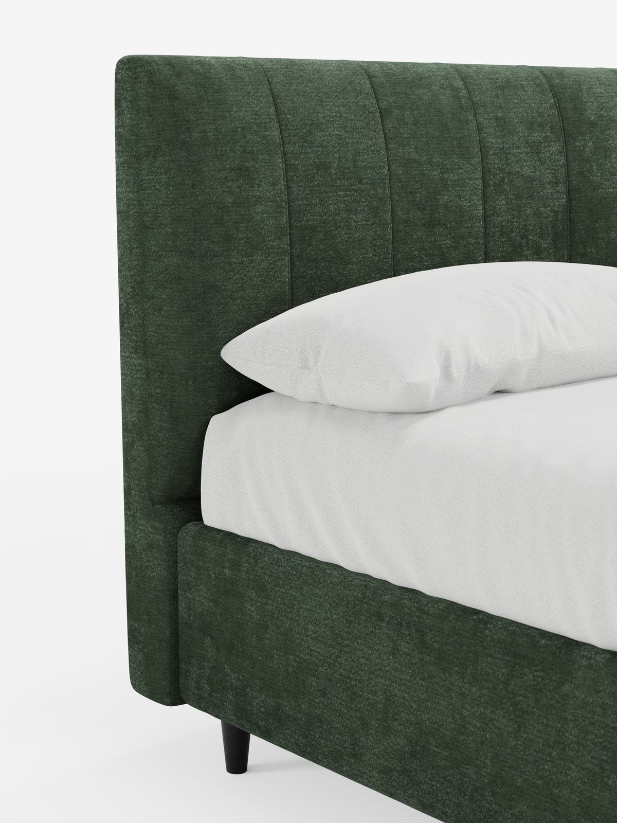 Un primo piano del letto imbottito ONYX con contenitore e testiera verticale in tessuto certificato Oeko-Tex® di Letti.store, che mette in risalto la testiera e la struttura imbottite di colore verde scuro con eleganti cuciture verticali. L'alta testiera imbottita esalta l'aspetto sofisticato, mentre il letto è abbellito da biancheria da letto candida e da un cuscino. Le corte gambe nere completano il design, il tutto su uno sfondo bianco a tinta unita.