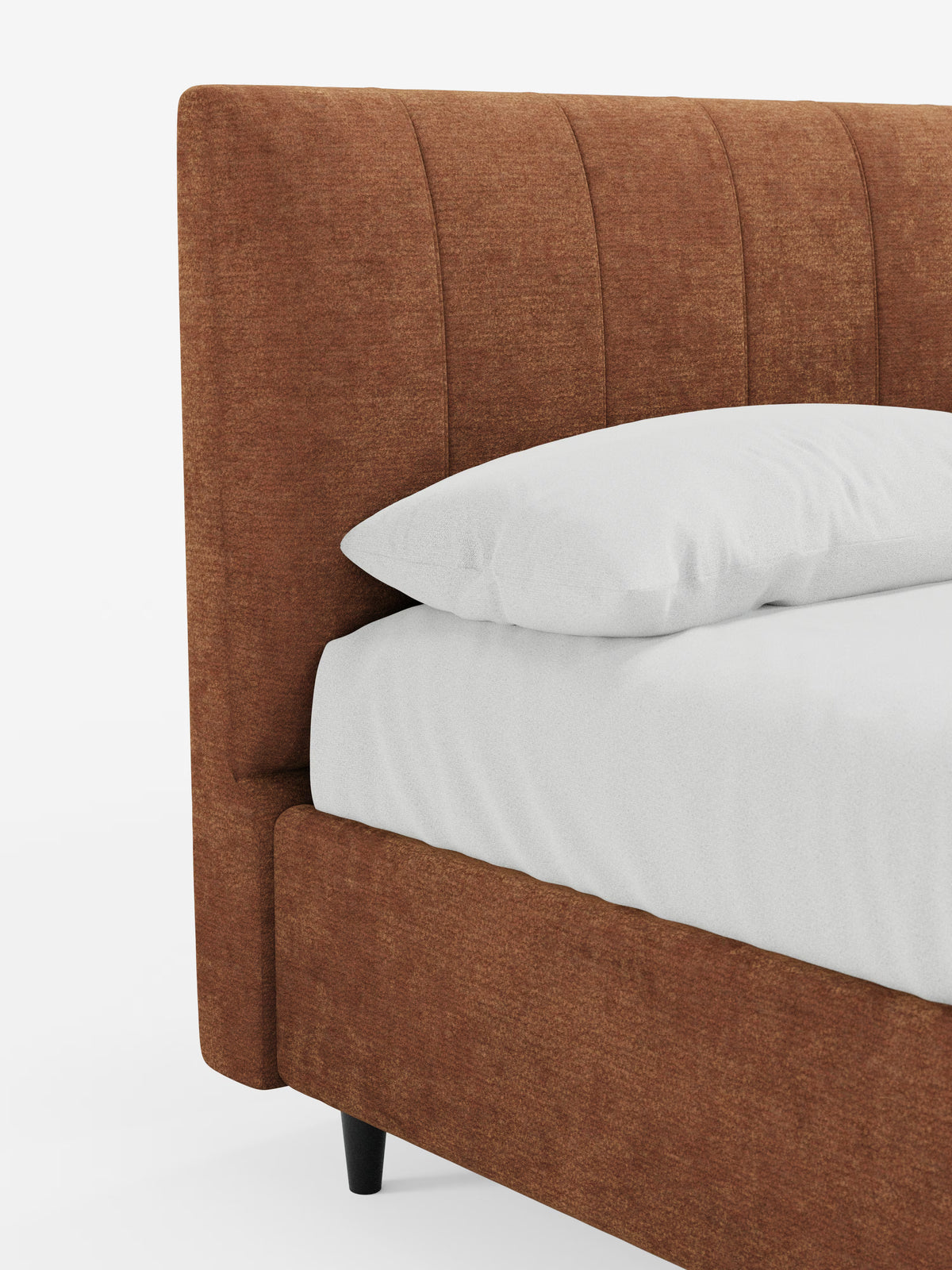 Un primo piano del letto imbottito ONYX con contenitore e testiera verticale in tessuto certificato Oeko-Tex® di Letti.store, che mette in risalto la struttura imbottita color ruggine e la testiera con cuciture verticali. Il letto è rivestito con un lenzuolo bianco con angoli e un cuscino bianco, il tutto su uno sfondo bianco a tinta unita.