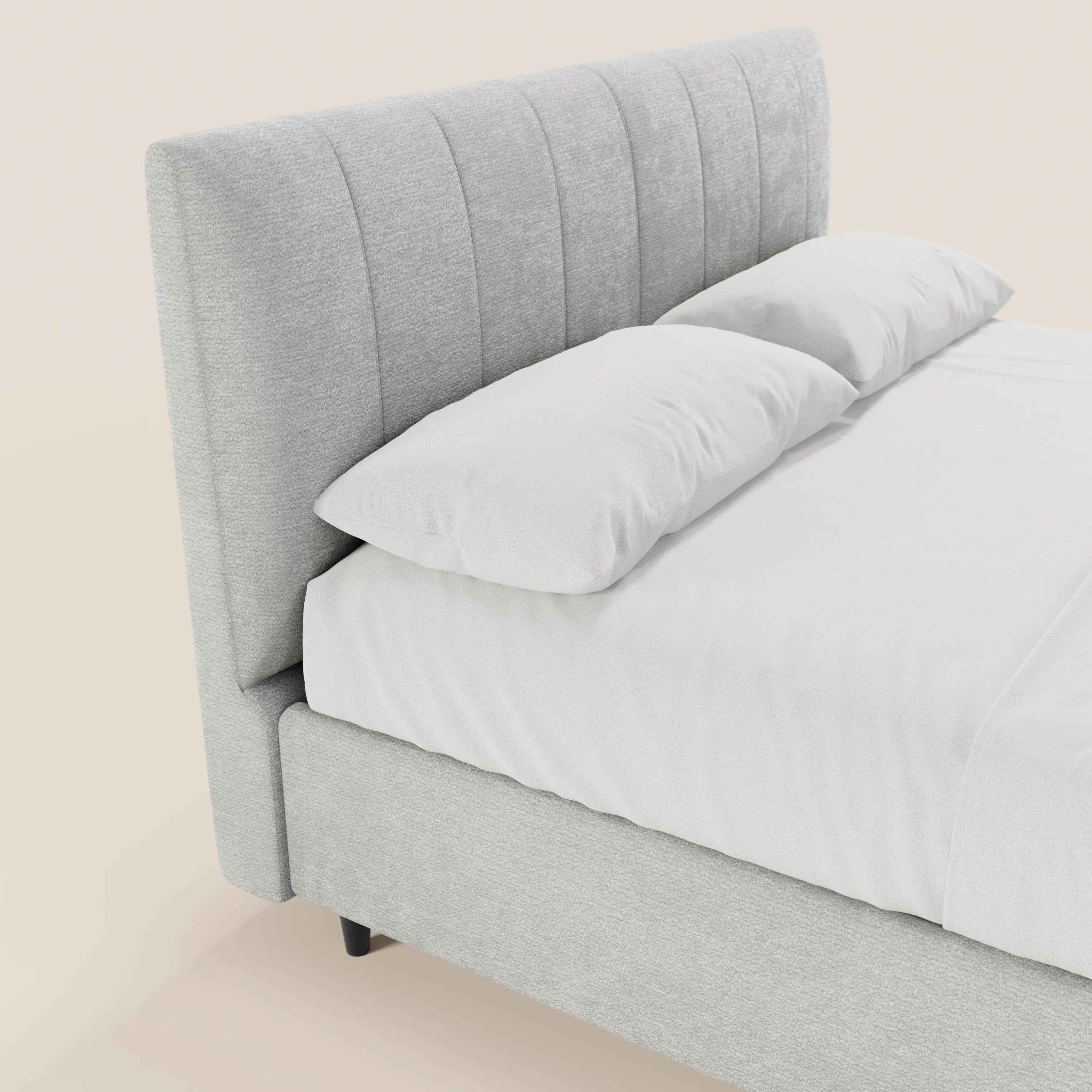 Un primo piano del letto imbottito con contenitore ONYX di Letti.store, caratterizzato da una testiera grigio chiaro con canalature verticali, certificata Oeko-Tex®. Il letto è rifatto con cura con lenzuola e cuscini bianchi, su uno sfondo color crema chiaro.