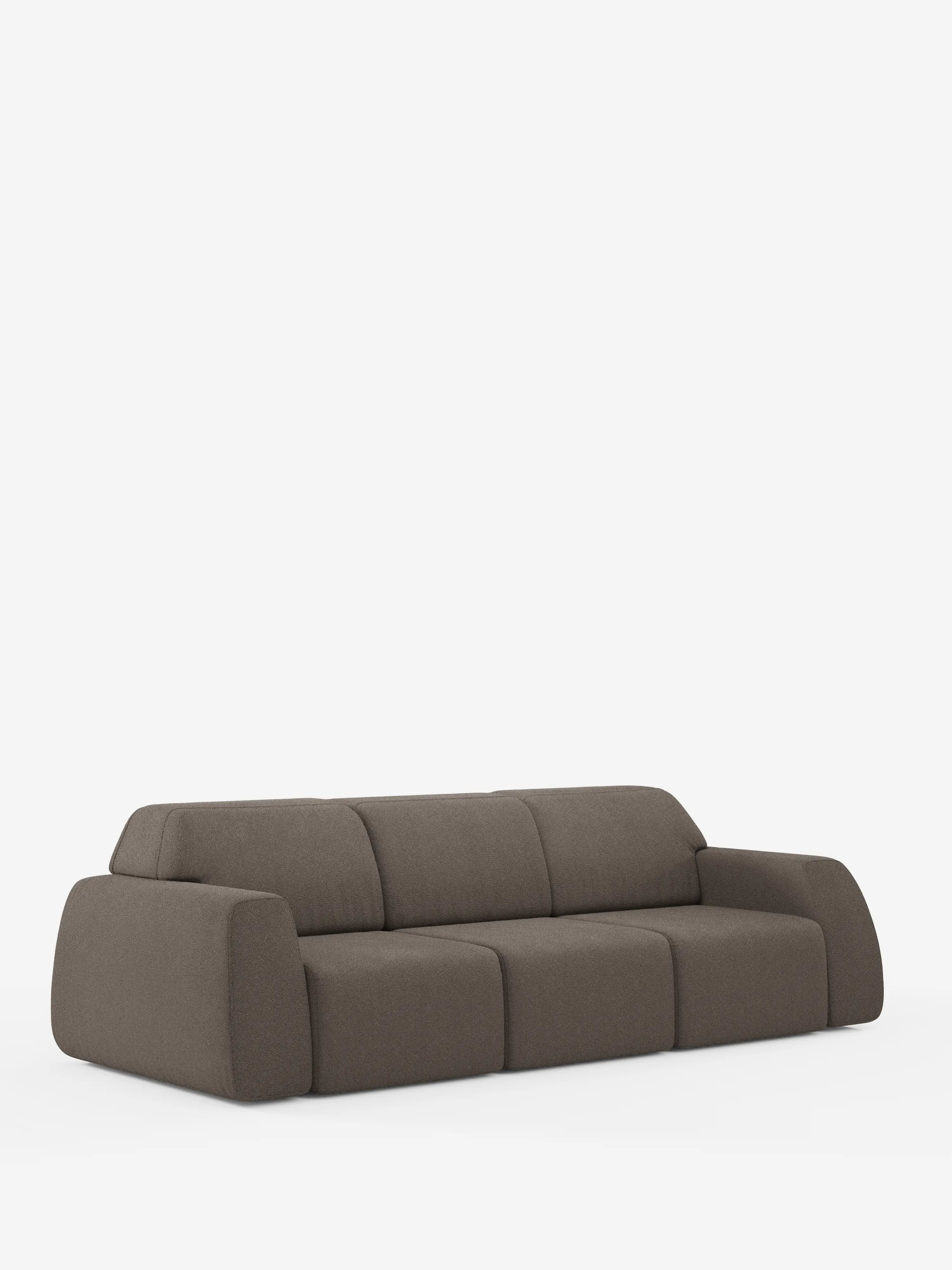 Un divano Orbit moderno e minimalista, di colore marrone, con 3 sedute scorrevoli e allungabili, rivestito in tessuto effetto cotone antimacchia T33 di Divani.Store, caratterizzato da bordi arrotondati e cuscini spessi e morbidi. Il divano è dotato di sezioni di seduta scorrevoli in modo indipendente ed è rivestito in un tessuto liscio ed facile da pulire con effetto cotone. È raffigurato su uno sfondo bianco a tinta unita.