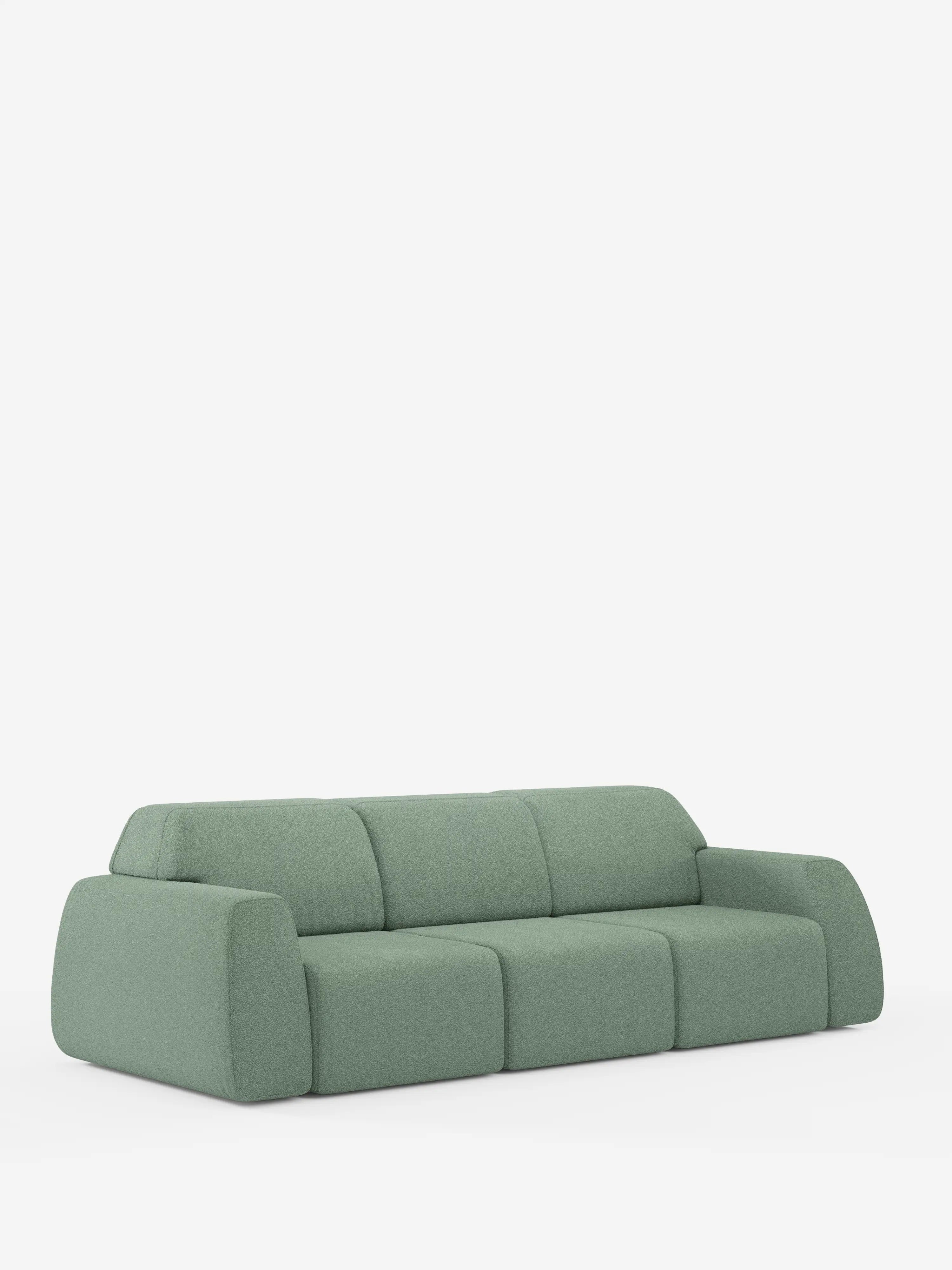 Un divano Orbit dal design minimalista e moderno, di colore verde, con 3 sedute scorrevoli ed estensibili in tessuto effetto cotone smacchiabile T33 di Divani.Store, caratterizzato da bordi morbidi e arrotondati e da un design dal profilo basso. Il divano è dotato di tre cuscini di seduta sfoderabili, scorrevoli ed estensibili, e di un bracciolo integrato su ciascun lato, il tutto su uno sfondo bianco a tinta unita.