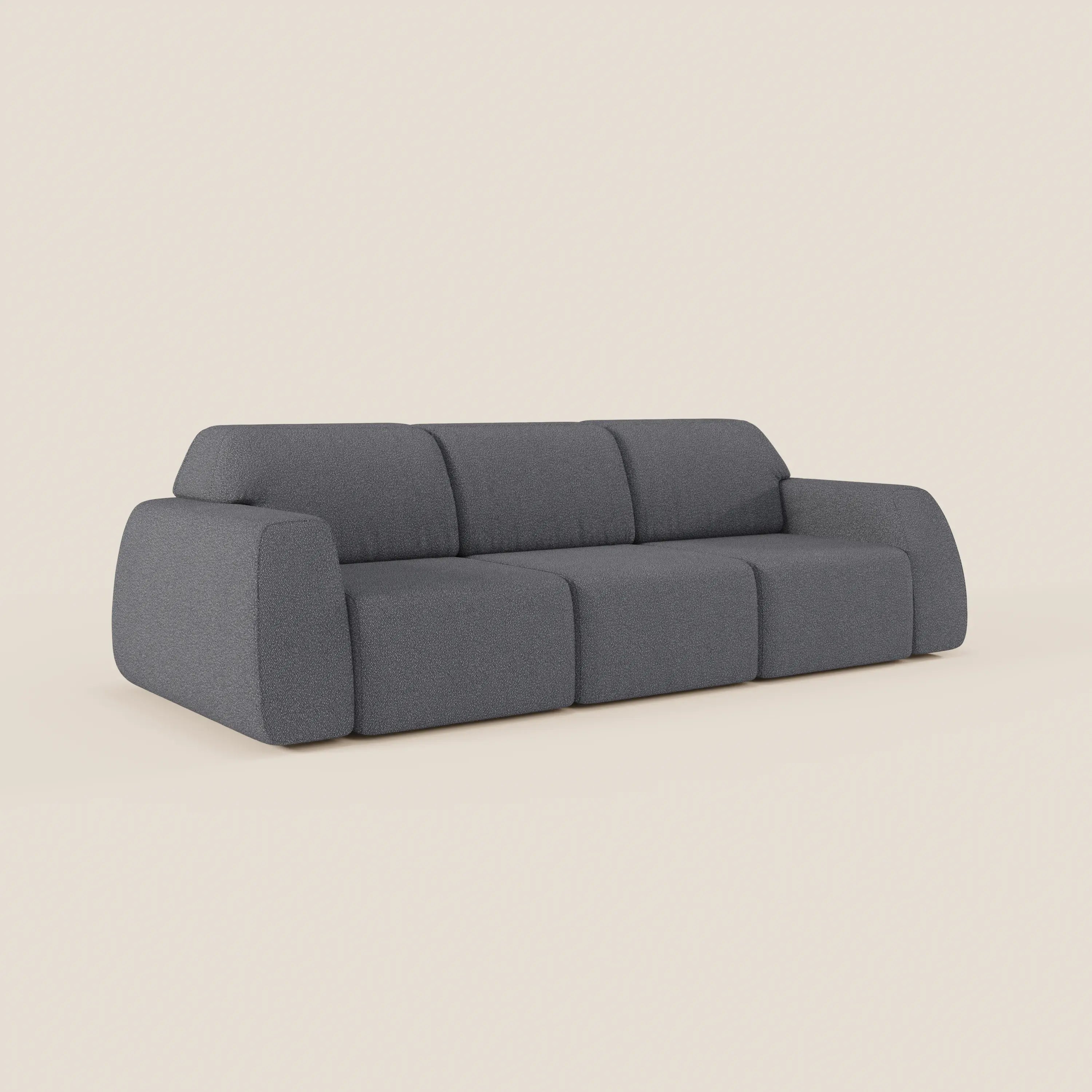 Il divano Orbit con 3 sedute scorrevoli e allungabili di Divani.Store è caratterizzato da spessi cuscini imbottiti in tessuto antimacchia T33 grigio scuro e da un design minimalista con bordi arrotondati, braccioli bassi e schienale.