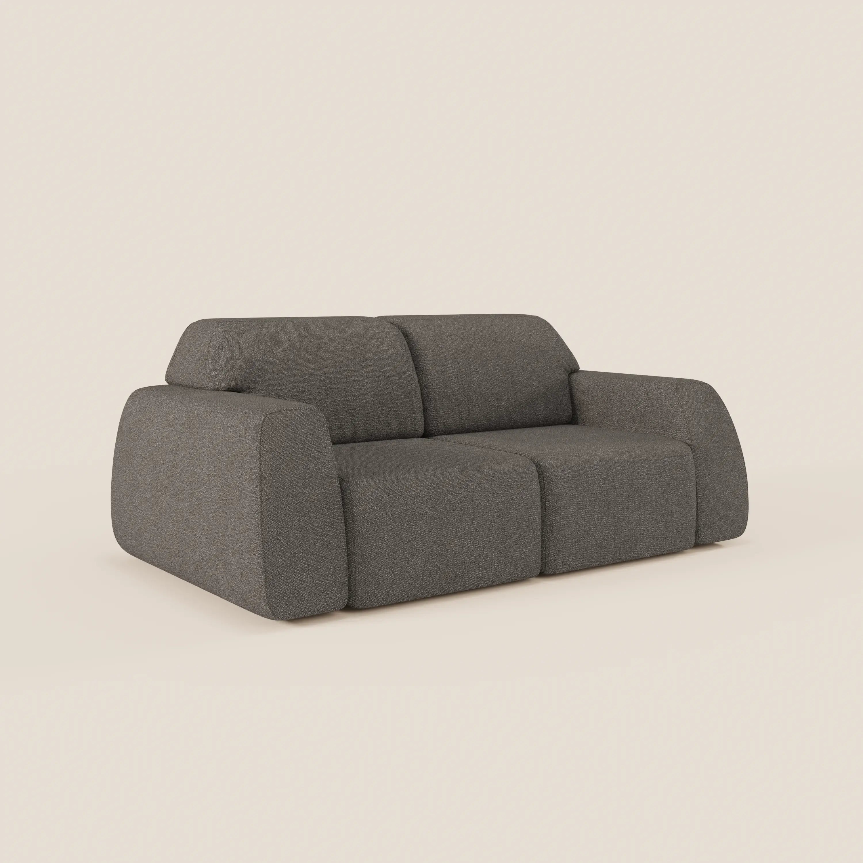 Il divano Orbit 2 e 3 posti di Divani.Store, in tessuto effetto cotone T33 grigio scuro, è caratterizzato da ampi cuscini in peluche, braccioli spessi e arrotondati, scorrevoli sedute, bordi morbidi e un look moderno a basso profilo, completamente sfoderabile e antimacchia.