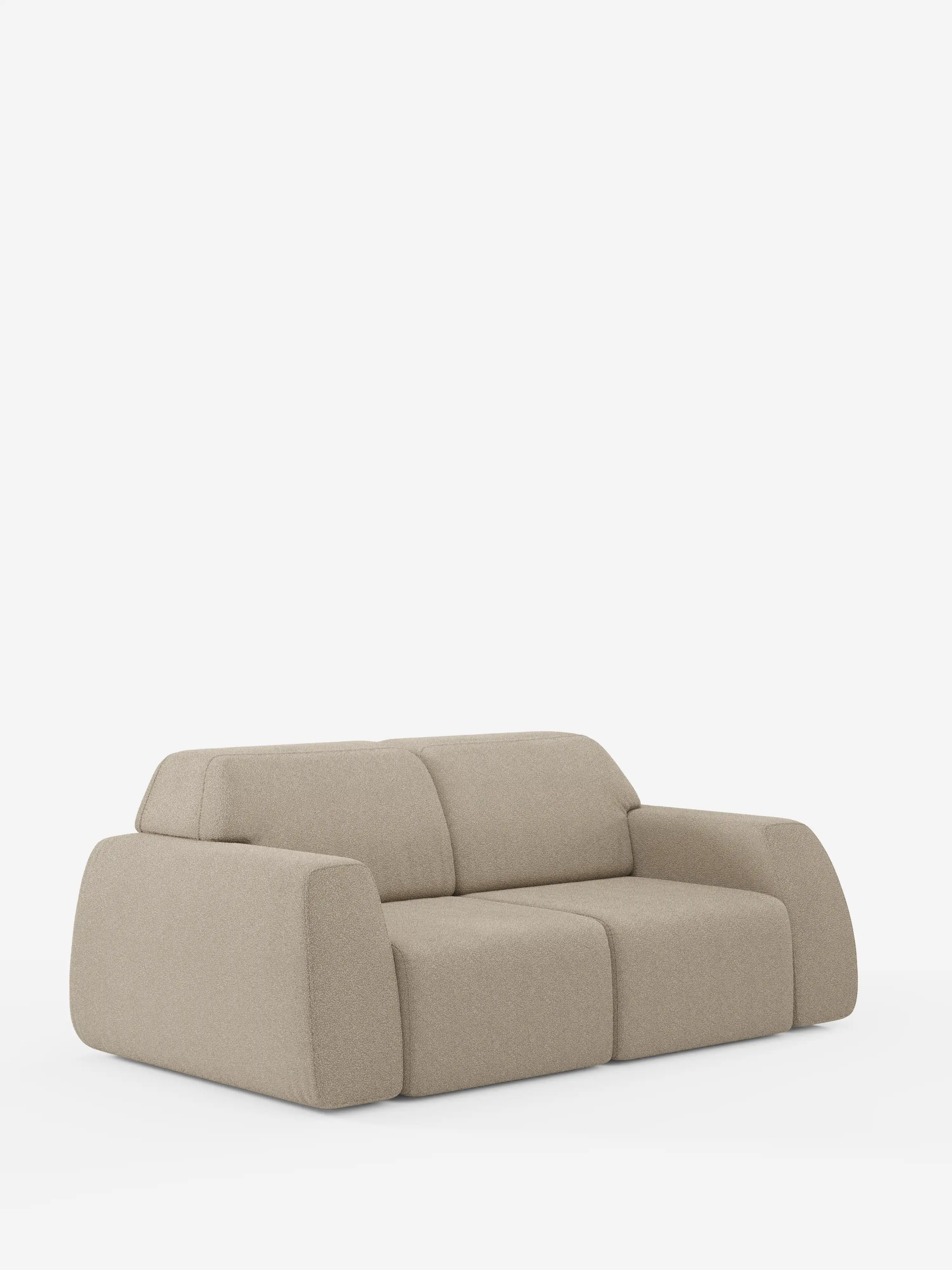Su uno sfondo bianco a tinta unita, il divano a 2 posti Orbit di Divani.Store si distingue per il suo design moderno e minimalista, caratterizzato da cuscini morbidi e voluminosi e da cuciture discrete. Questo divano contemporaneo color beige presenta braccioli e schienale arrotondati e imbottiti per un comfort ancora maggiore. Completamente sfoderabile e rivestito in tessuto T33 effetto cotone antimacchia, unisce praticità e stile raffinato per un look elegante.