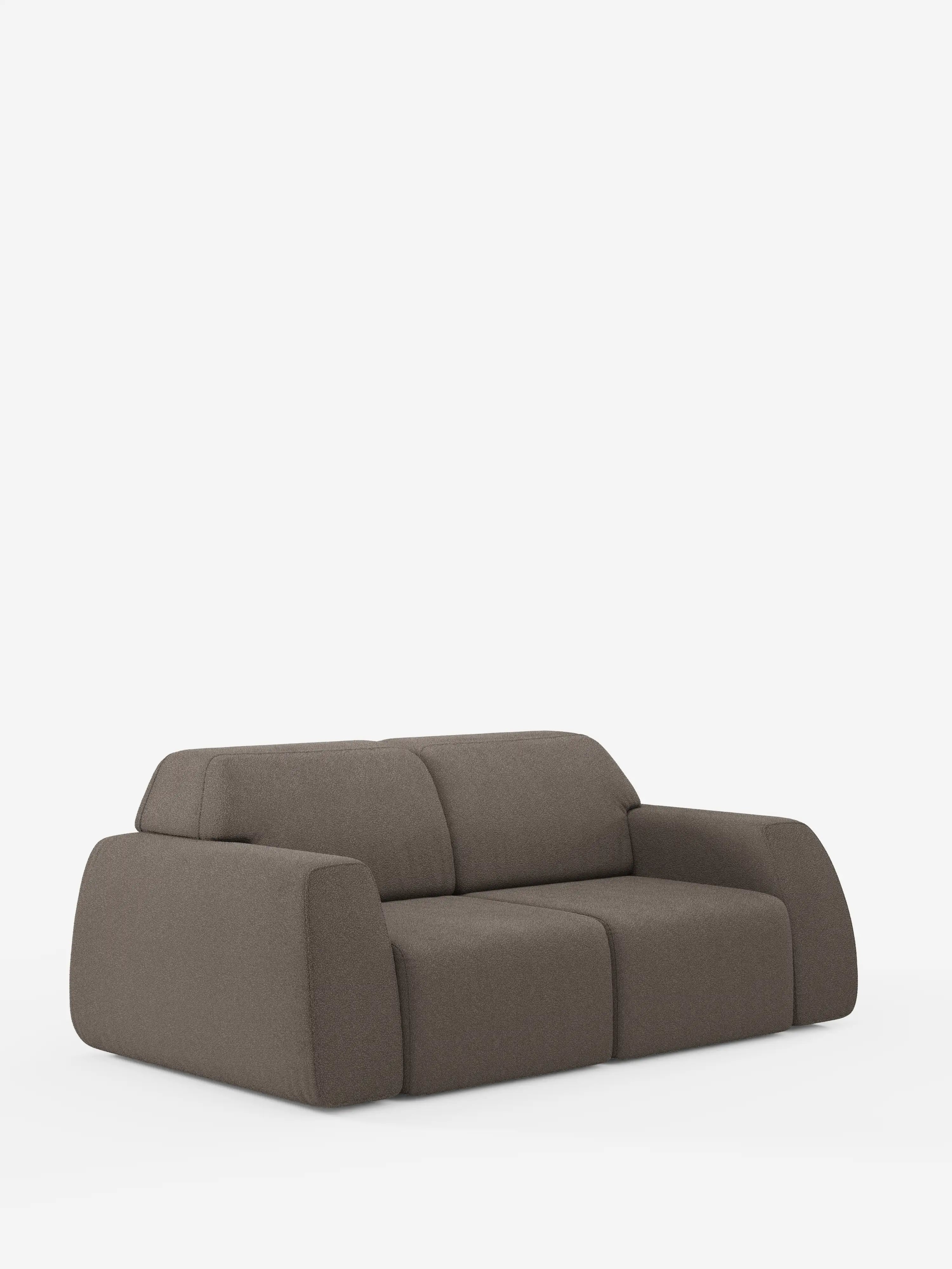 Il divano Orbit a 2 e 3 posti con sedute scorrevoli di Divani.Store si staglia su uno sfondo bianco, sfoggiando un design moderno nei toni del marrone con morbidi cuscini arrotondati e ampi braccioli. Caratterizzato da una silhouette bassa e squadrata che riflette un design contemporaneo, questo divano è rivestito in tessuto smacchiabile effetto cotone T33 — completamente sfoderabile per una facile pulizia — e offre una seduta confortevole grazie al materiale morbido al tatto.