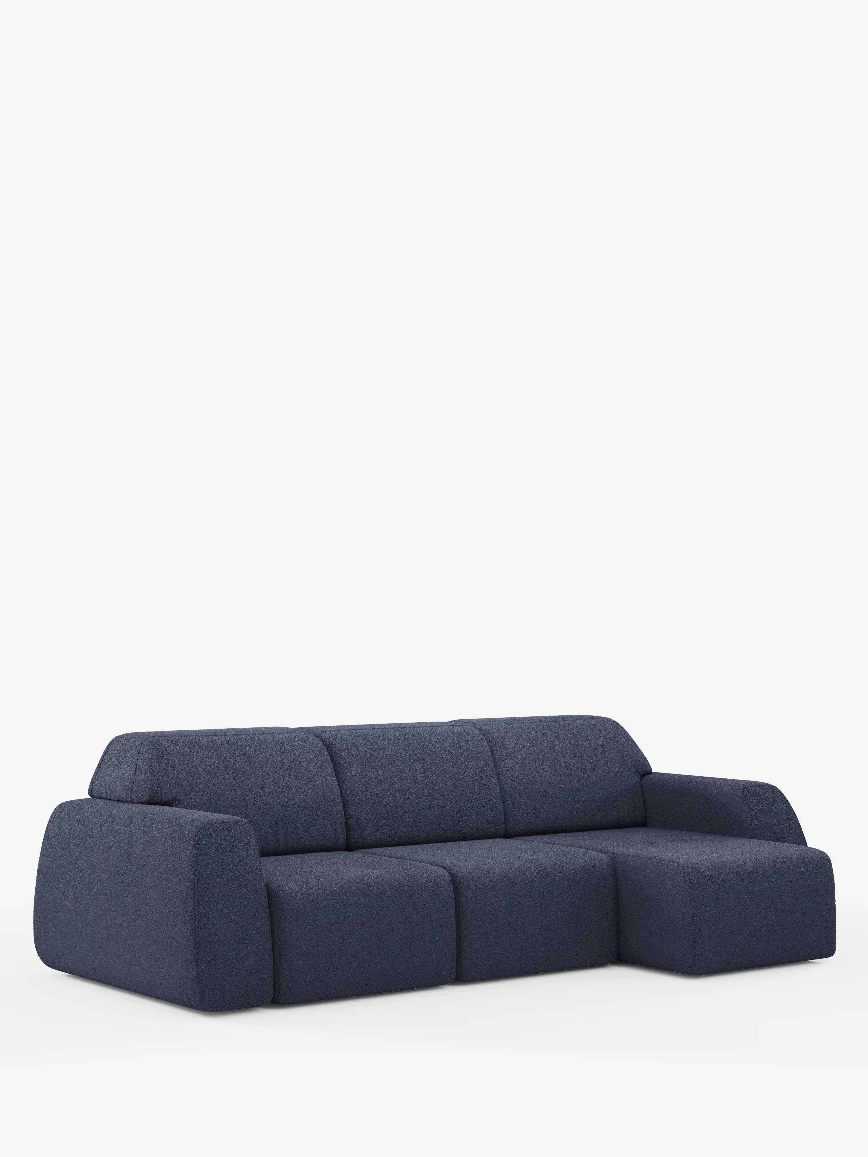 Il divano angolare Orbit con penisola reversibile e tutte le sedute allungabili in tessuto smacchiabile effetto cotone T33 di Divani.Store è un divano componibile contemporaneo rivestito in blu navy, dotato di tre cuscini di seduta e una chaise longue orientata a destra. Questo versatile divano con penisola reversibile presenta bordi arrotondati e una silhouette bassa e squadrata, messa in risalto da uno sfondo bianco a tinta unita.