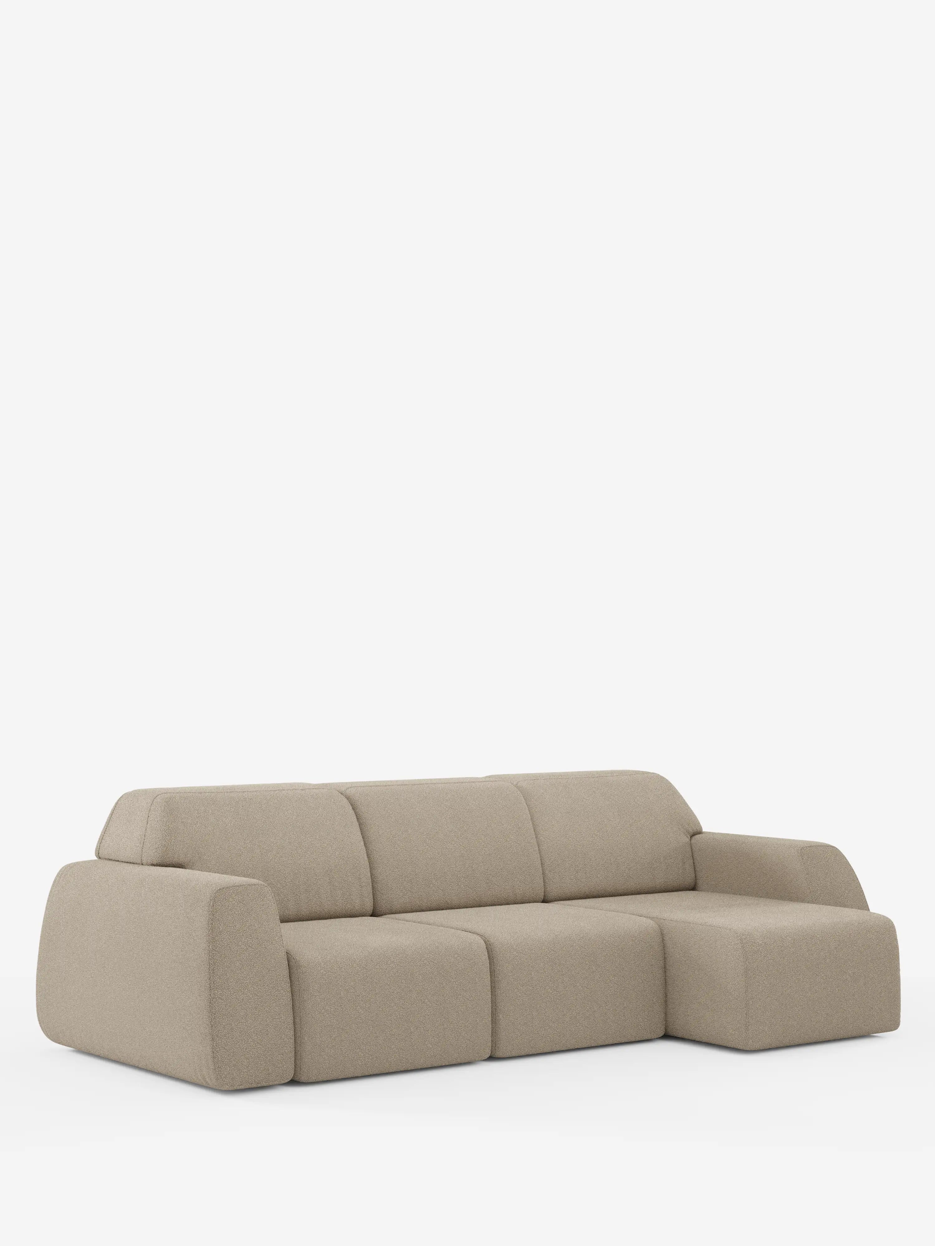 Un divano angolare Orbit contemporaneo, color beige chiaro, con penisola reversibile e tutte le sedute allungabili, rivestito in tessuto smacchiabile effetto cotone T33 di Divani.Store, caratterizzato da morbidi cuscini arrotondati e da una chaise longue sul lato destro, è esposto su uno sfondo bianco a tinta unita. Le linee morbide e il profilo ribassato ne accentuano il design moderno di alta gamma.