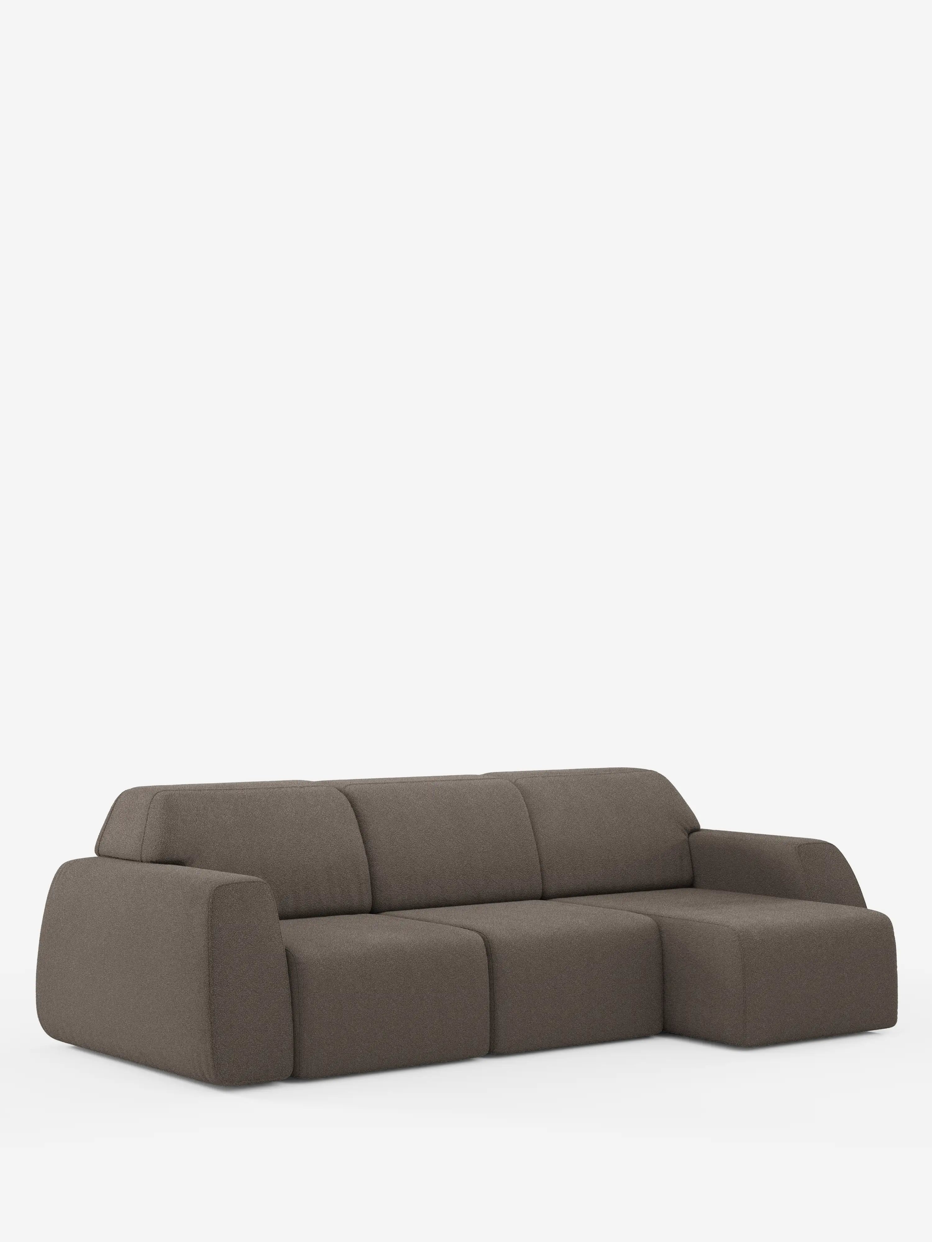 Il divano angolare Orbit con penisola reversibile e tutte le sedute allungabili in tessuto smacchiabile effetto cotone T33 di Divani.Store è un divano componibile moderno di colore marrone scuro, caratterizzato da cuscini morbidi e soffici e da bordi arrotondati. Caratterizzato da una chaise longue sul lato destro e incorniciato da uno sfondo bianco a tinta unita, il suo design contemporaneo e minimalista risulta ulteriormente valorizzato.