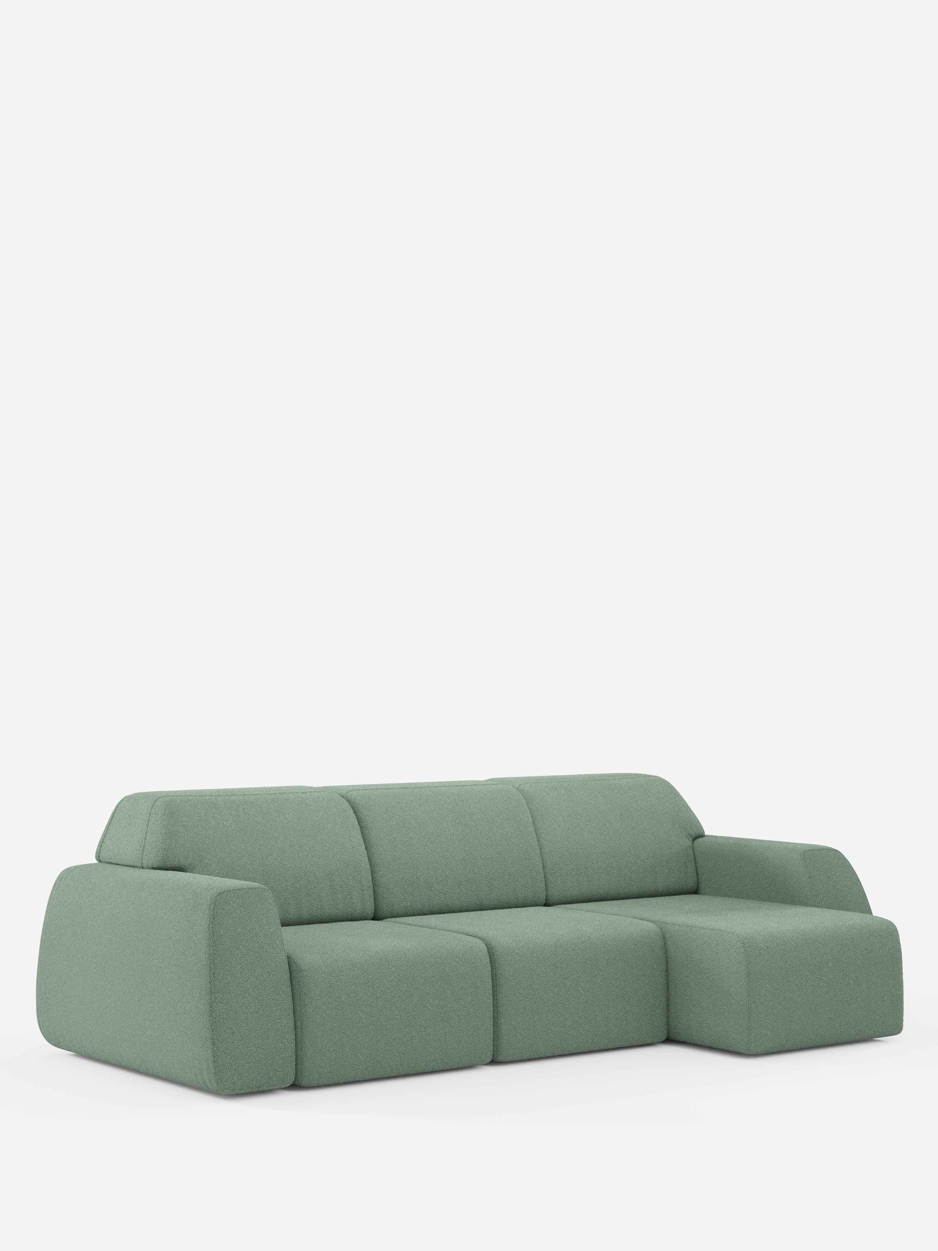 Un divano angolare Orbit contemporaneo di Divani.Store, dotato di chaise longue reversibile e sedute allungabili, rivestito in tessuto T33 verde salvia effetto cotone facile da pulire, è esposto su uno sfondo bianco a tinta unita.