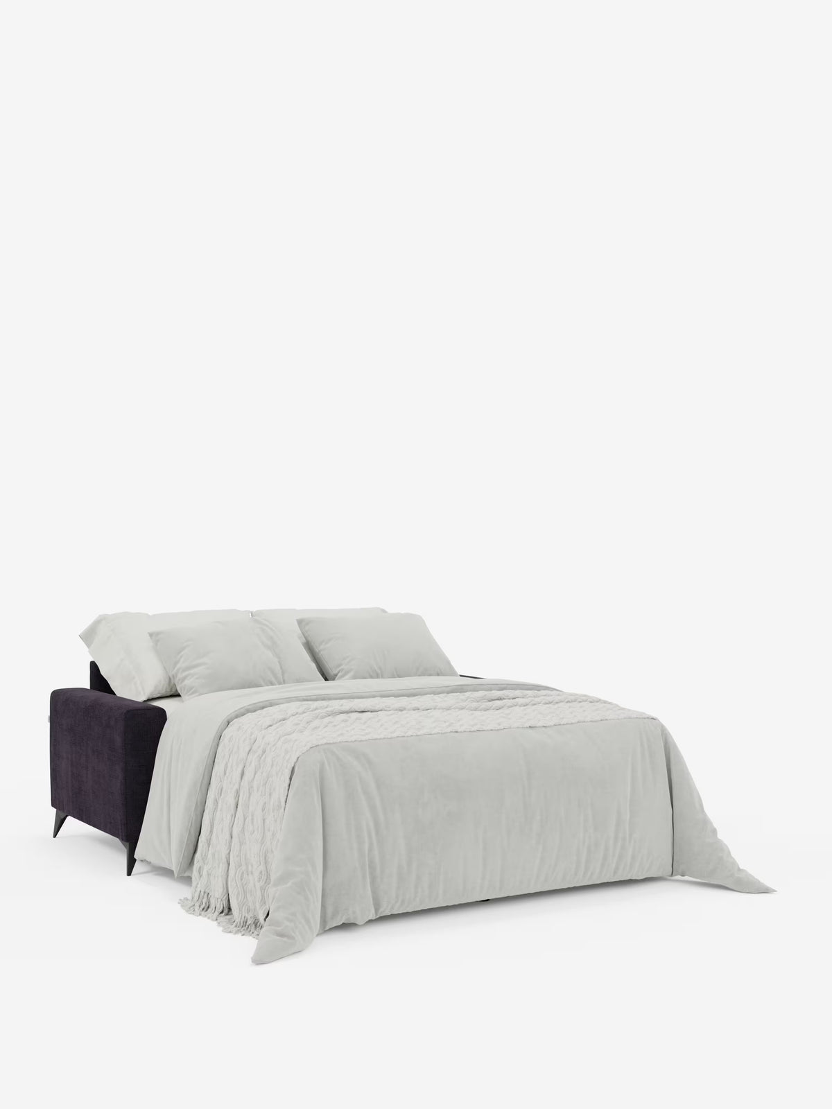 Il divano letto matrimoniale Pegaso di Divani.Store, caratterizzato da un’elegante struttura nera e da poggiatesta regolabili in tessuto jacquard antimacchia T22, è qui presentato aperto come letto. È abbinato a un piumone grigio chiaro, due cuscini coordinati e un plaid testurizzato drappeggiato sopra, il tutto su uno sfondo bianco a tinta unita.