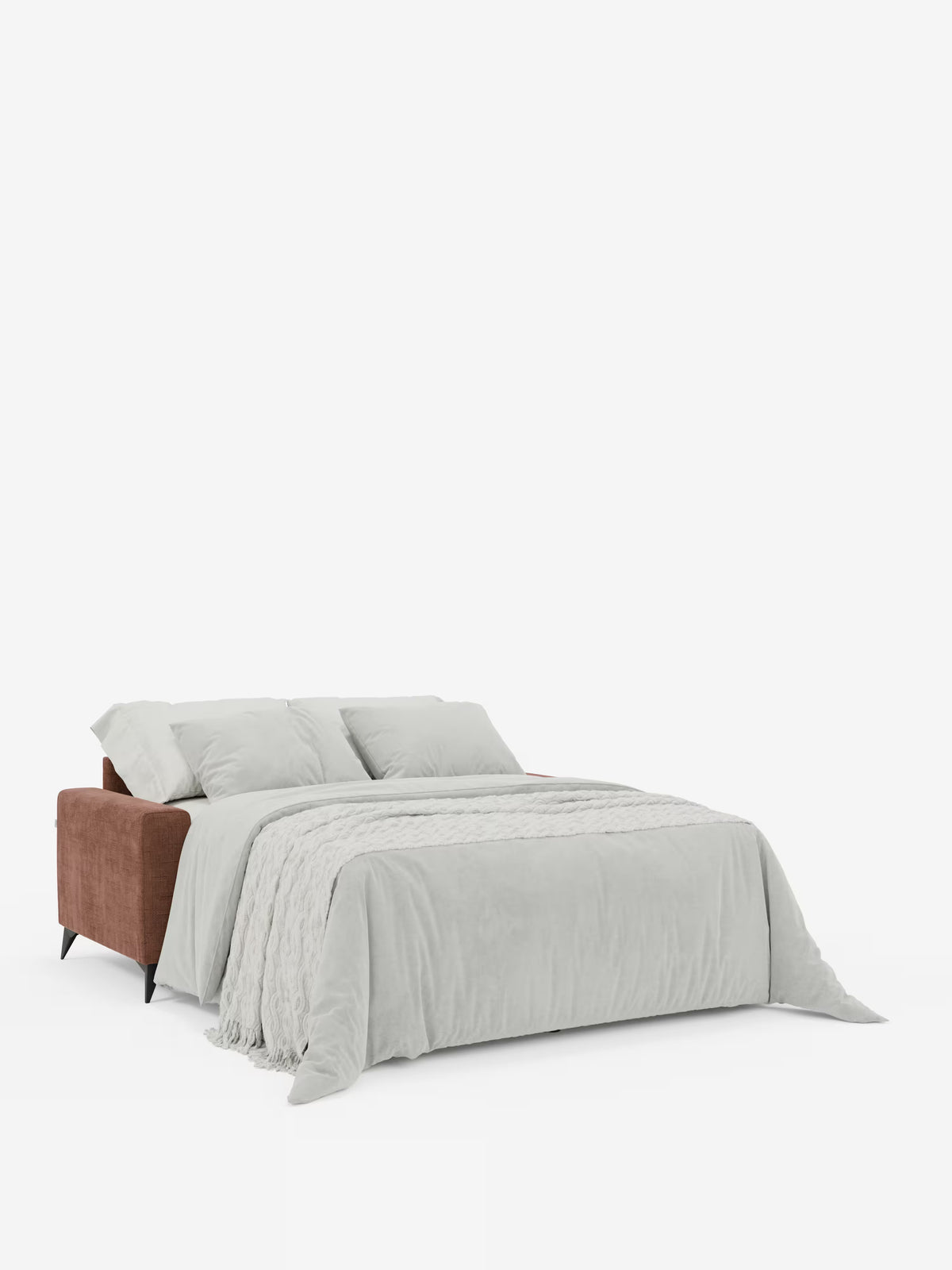 Un divano letto matrimoniale Pegaso di Divani.Store, caratterizzato da gambe nere e da un tessuto jacquard T22 marrone di facile pulizia con poggiatesta regolabili, viene trasformato in un letto queen-size su cui sono disposti biancheria da letto grigio chiaro, due cuscini e una coperta testurizzata. Sullo sfondo bianco, il suo design moderno e minimalista risalta particolarmente.