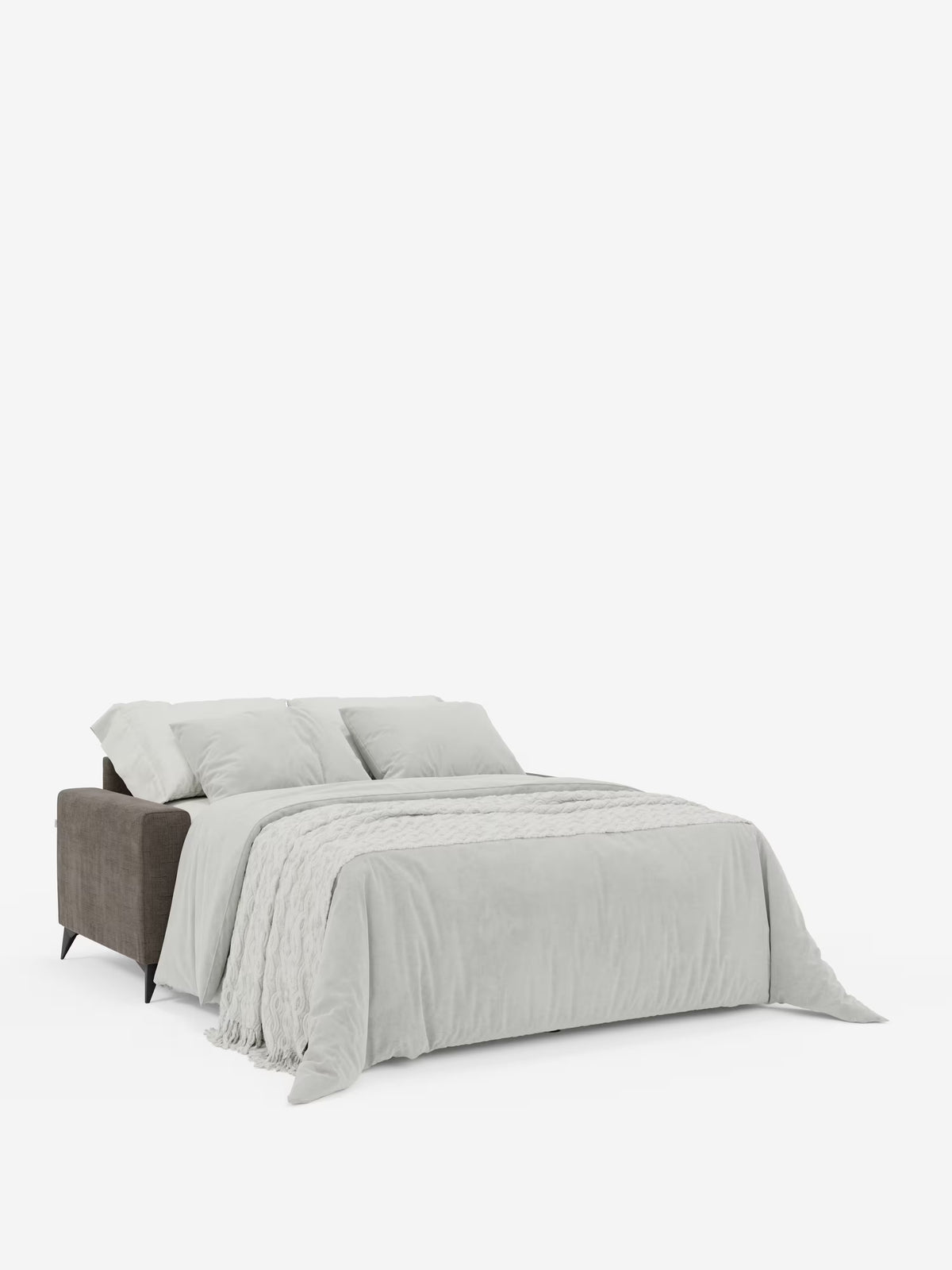 Un divano letto matrimoniale Pegaso di Divani.Store, rivestito in tessuto jacquard T22 marrone antimacchia con gambe nere e poggiatesta regolabili, è aperto e trasformato in un letto con biancheria da letto grigio chiaro, una coperta drappeggiata con disinvoltura e tre cuscini coordinati, il tutto su uno sfondo bianco a tinta unita.