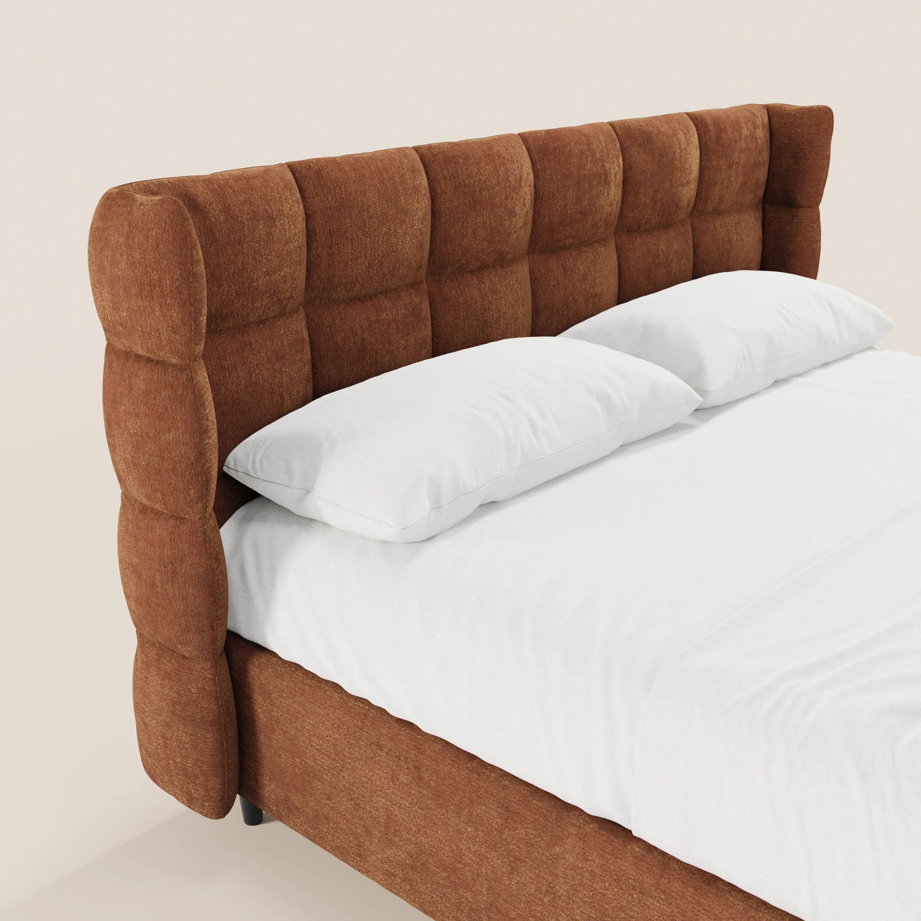 Il letto imbottito RAGNAR di Letti.store presenta una testiera alta con schienale ad ali, rifinita in capitonné e rivestita in tessuto marrone certificato Oeko-Tex®, e include una base contenitore. È raffigurato con biancheria da letto bianca liscia e due cuscini bianchi su uno sfondo chiaro.