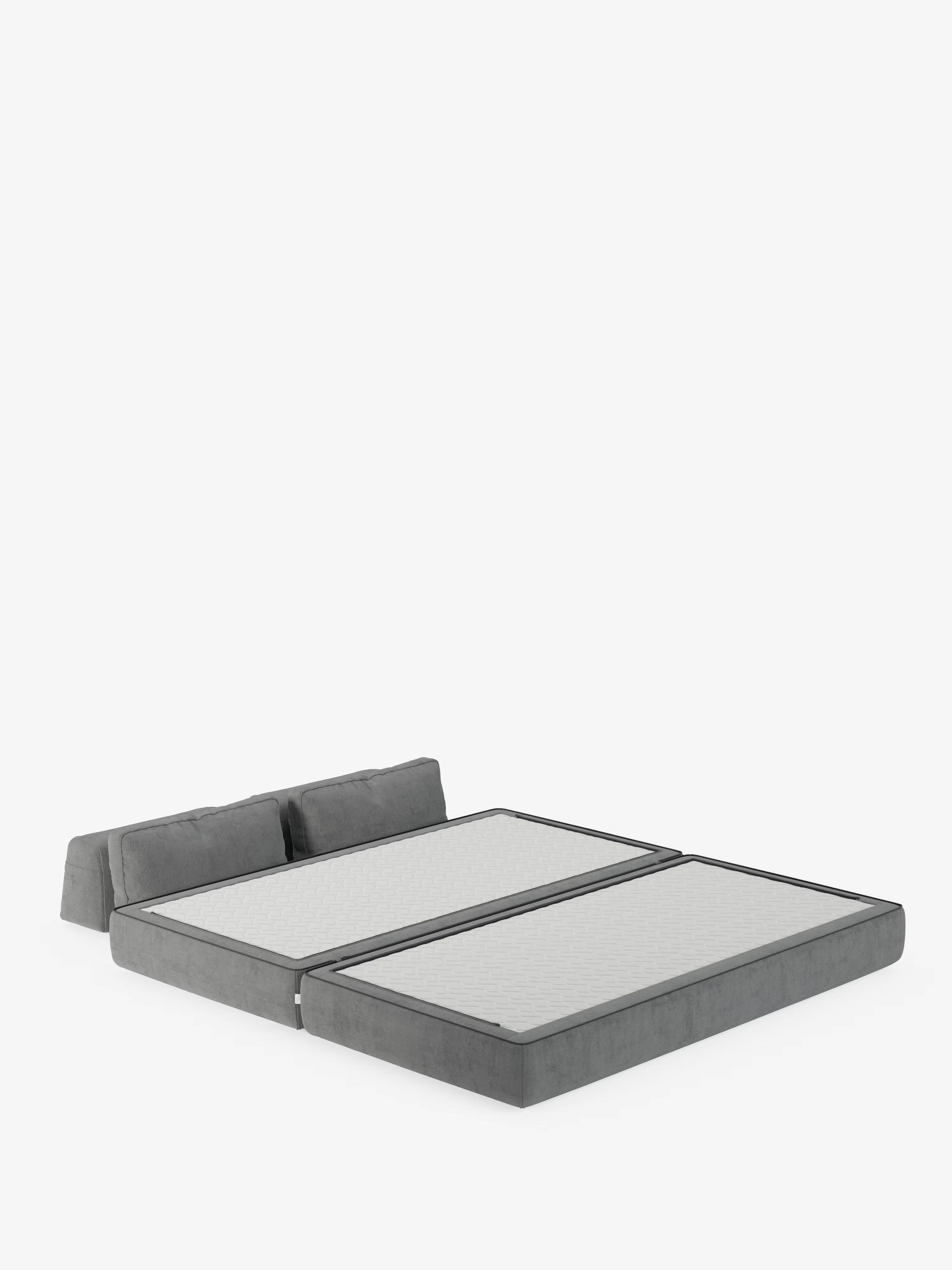 Un moderno divano letto matrimoniale Rift grigio a profilo ribassato, disponibile nelle versioni a 2 e 3 posti, firmato Divani.Store, rivestito in tessuto smacchiabile T31, è dotato di un materasso in memory foam diviso in due parti (alto 24 cm) e di due cuscini rettangolari spostabili che fungono da testiera, il tutto su uno sfondo bianco a tinta unita. Con le sue linee pulite e il design minimalista, questo letto è un complemento d’arredo ideale per qualsiasi ambiente contemporaneo.