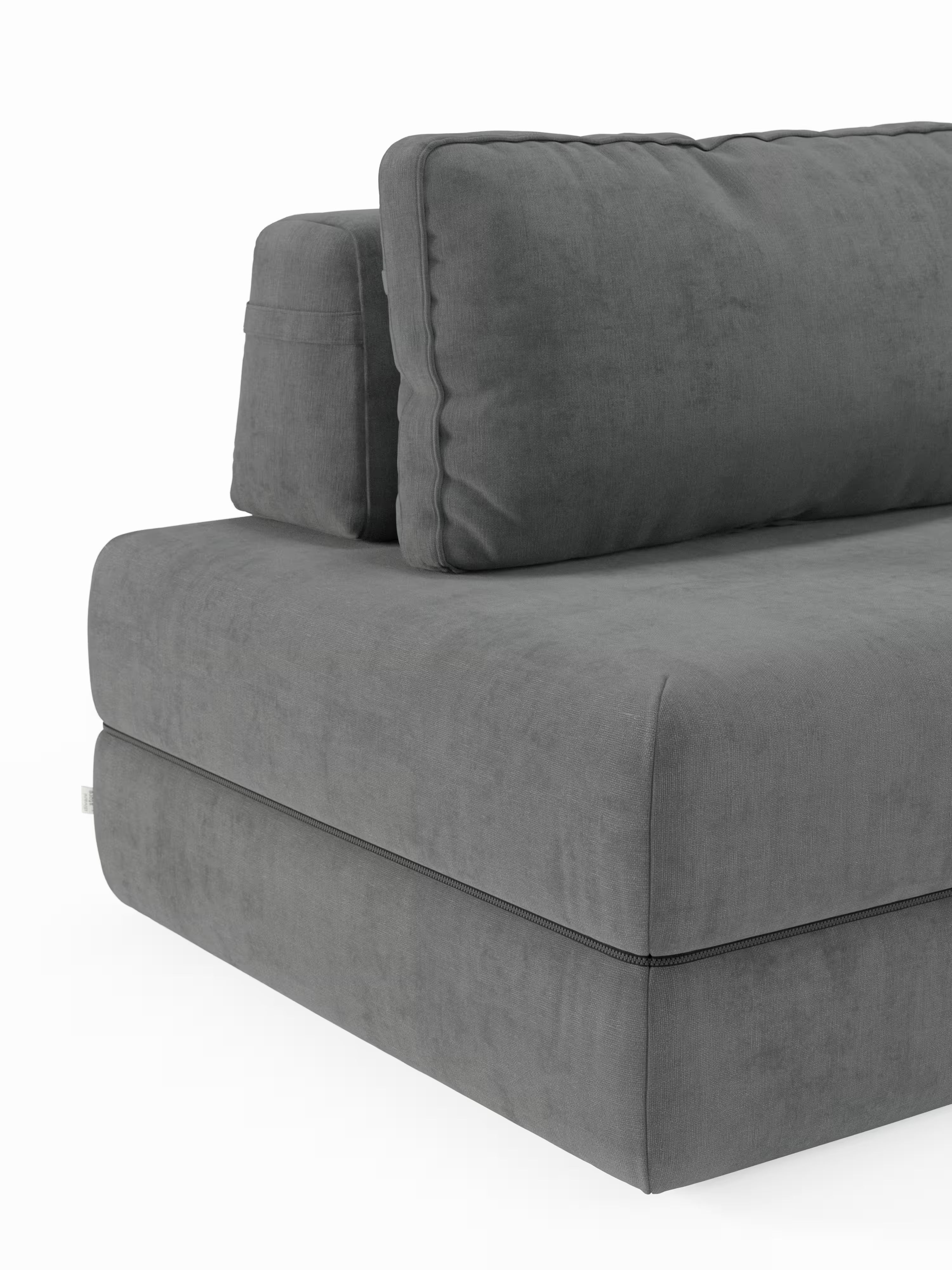 Un primo piano del divano letto matrimoniale Rift a 2 e 3 posti con schienali mobili di Divani.Store ne mette in risalto il moderno rivestimento in tessuto grigio, che valorizza la seduta, lo schienale e i morbidi cuscini. Il divano presenta linee pulite e semplici e un design contemporaneo minimalista, completato da schienali mobili e da un materasso in memory foam alto 22 cm nella versione T31 per un comfort ancora maggiore.