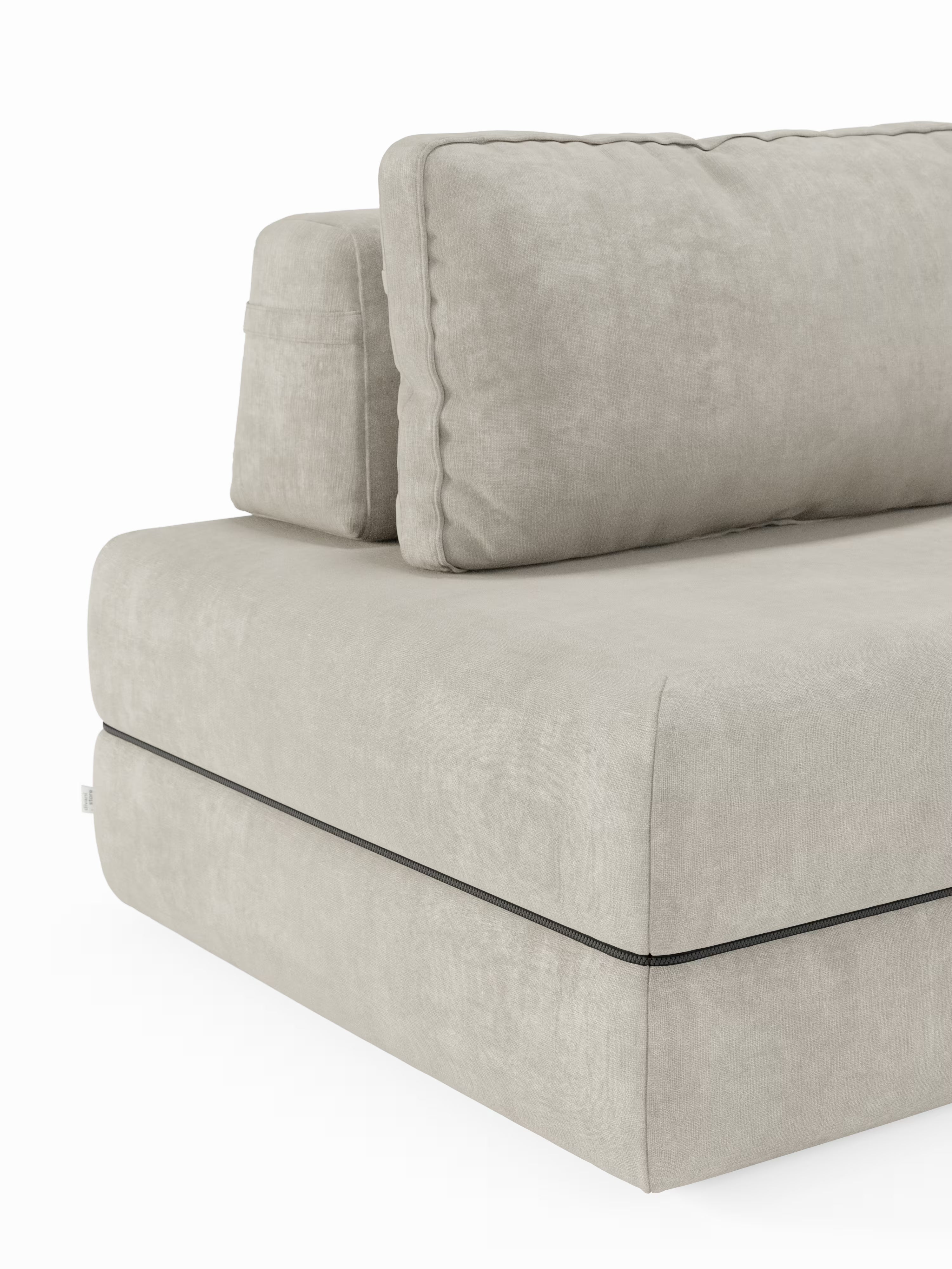 Un primo piano del divano letto matrimoniale Rift a 2 e 3 posti di Divani.Store mette in risalto un divano componibile moderno, rivestito in beige chiaro, con cuscini di seduta spessi, ampi schienali regolabili e una cerniera nera a vista lungo la base. Il tessuto morbido e liscio ne esalta il design elegante, mentre il divano è posizionato su uno sfondo bianco e presenta un materasso integrato in memory foam T31 alto 22 cm per un comfort ancora maggiore.