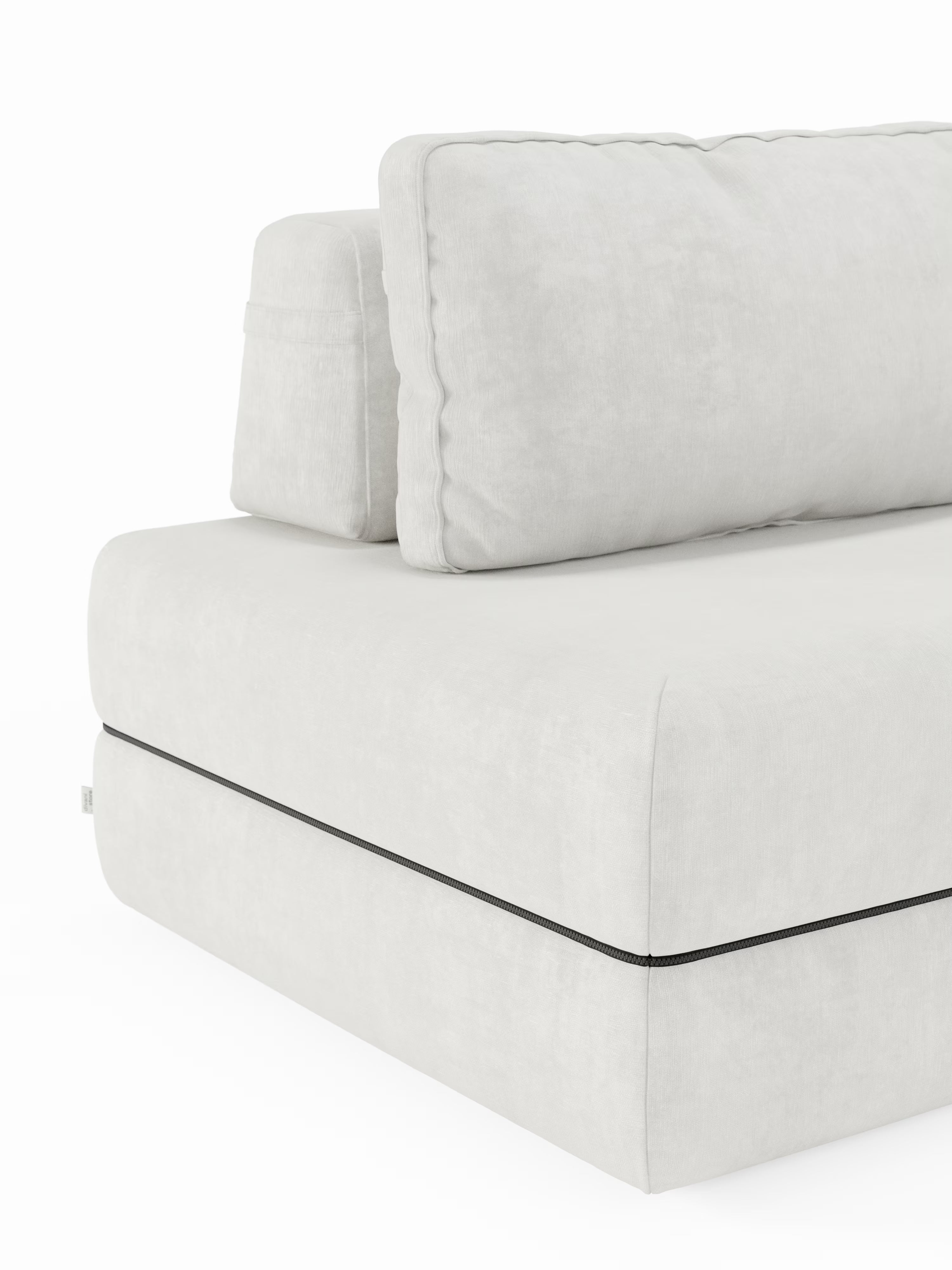Primo piano del divano letto matrimoniale Rift a 2 e 3 posti con schienali mobili di Divani.Store in grigio chiaro, caratterizzato da linee pulite. L'immagine mette in risalto l'angolo del divano, evidenziandone il morbido cuscino di seduta, l'ampio cuscino dello schienale e il caratteristico dettaglio della cerniera nera vicino alla base, che ne sottolinea il design contemporaneo. Lo sfondo bianco a tinta unita concentra l'attenzione sulla silhouette moderna e sulle finiture sofisticate del divano.
