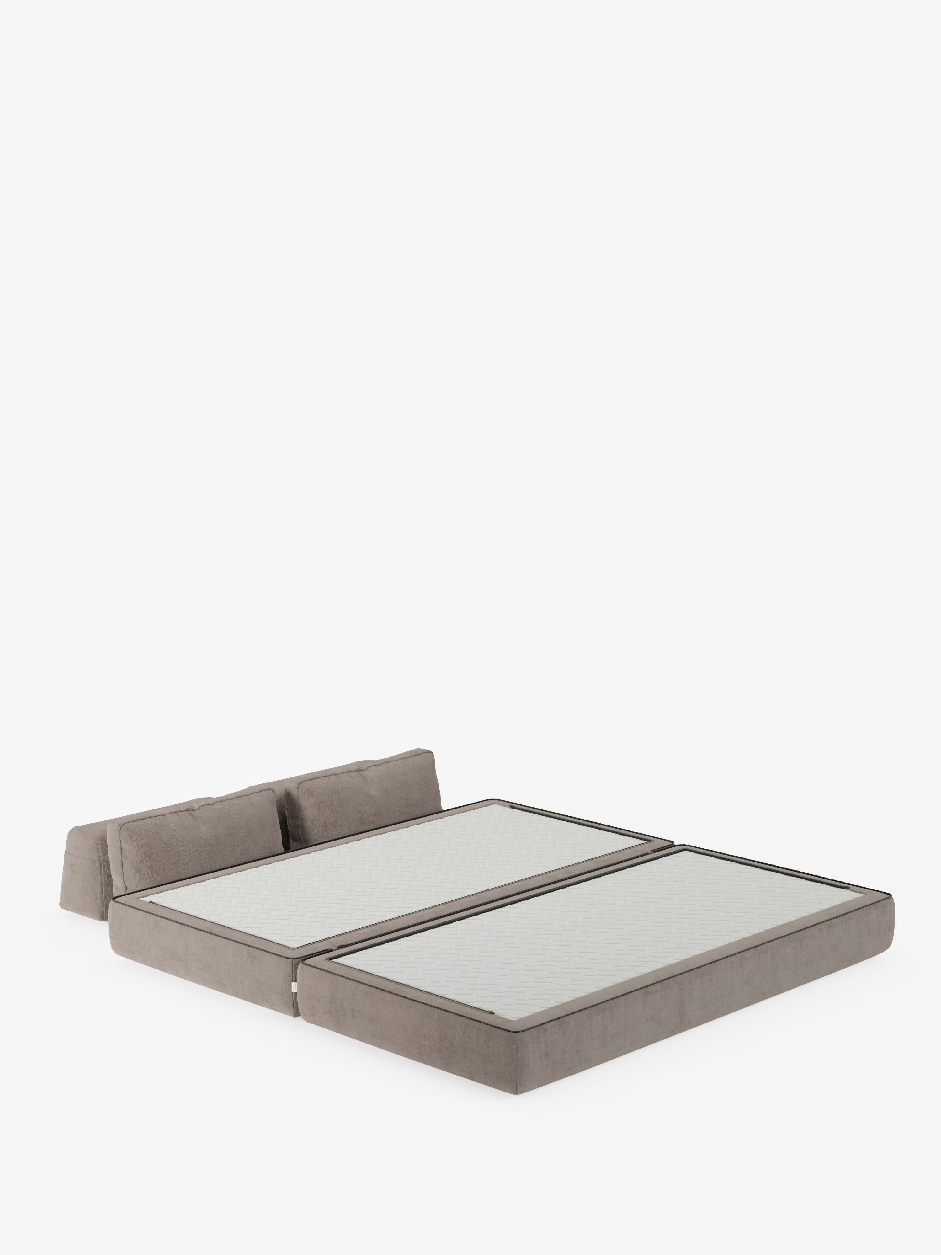 Viene presentato un divano letto matrimoniale Divani.Store Rift, modello contemporaneo a 2 o 3 posti, con base imbottita di colore grigio chiaro trasformabile in un letto piano diviso in due sezioni, dotato di schienali ribassati e imbottiti, rimovibili. Il letto è dotato di un materasso in memory foam alto 24 cm rivestito in tessuto T31 facile da pulire, esposto su uno sfondo bianco a tinta unita.