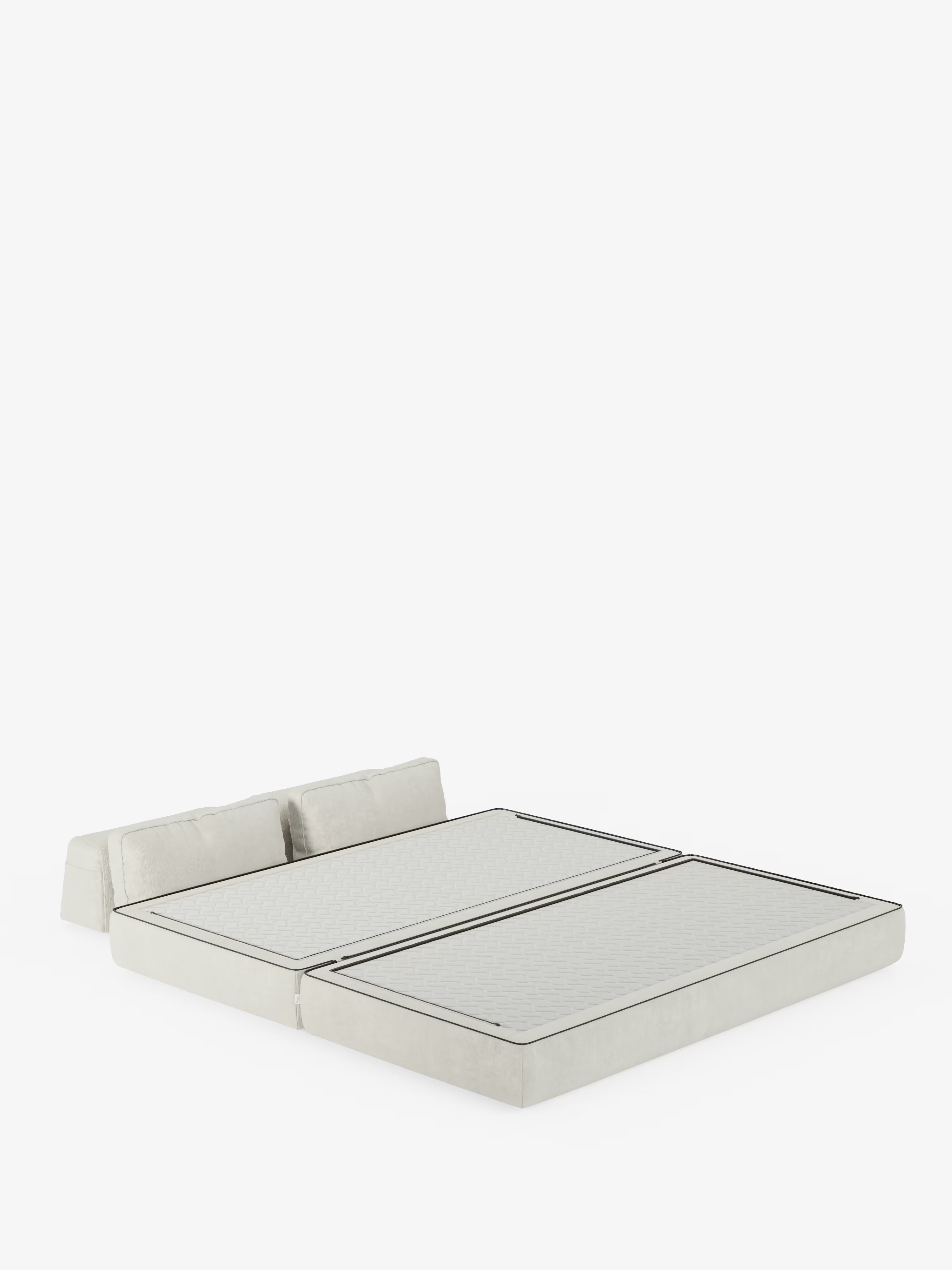 Un divano letto matrimoniale a 2 posti “Rift” in stile minimalista color crema di Divani.Store, caratterizzato da schienali mobili e due cuscini di seduta che, una volta distesi, creano un letto spazioso con un materasso in memory foam alto 24 cm rivestito in tessuto T31 antimacchia, abbinato a due schienali rettangolari, il tutto su uno sfondo bianco a tinta unita.