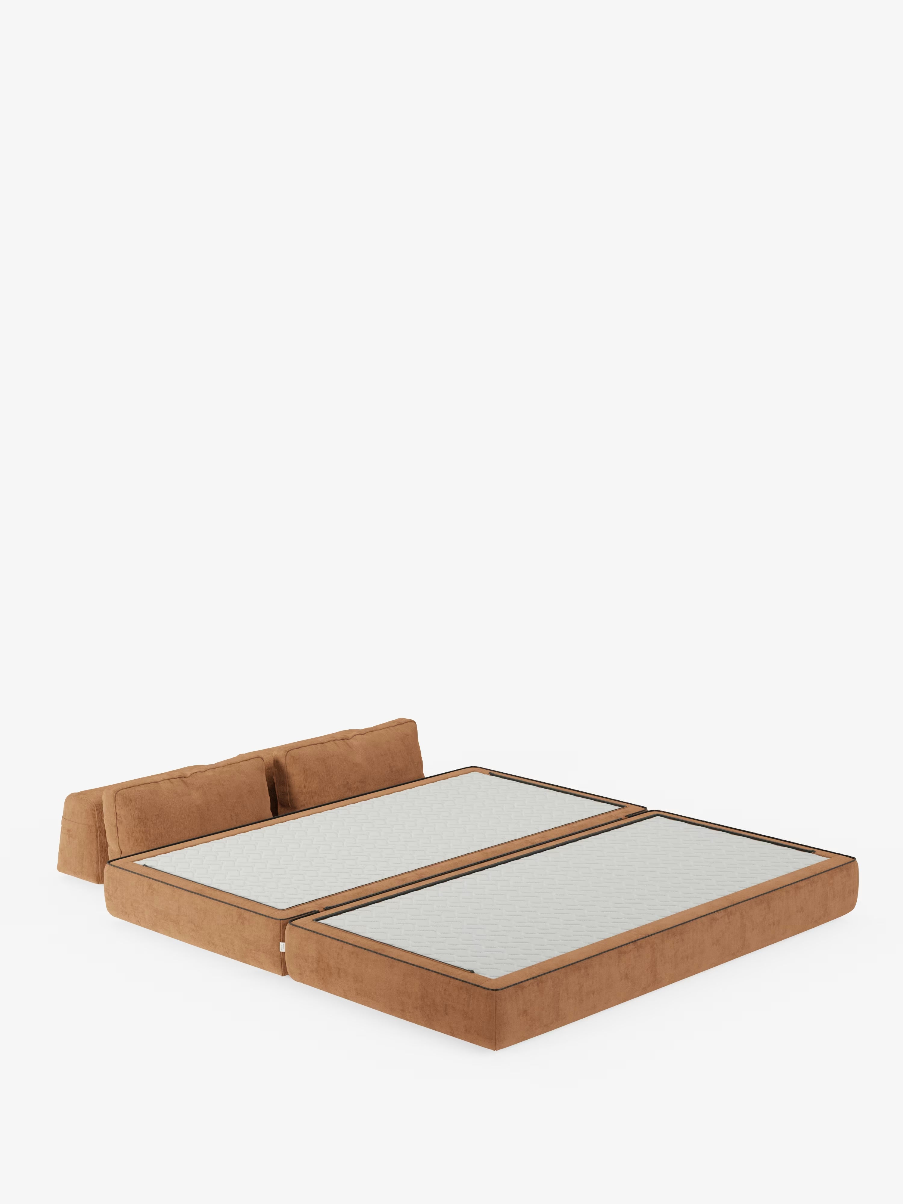 Un divano letto matrimoniale Rift, basso e moderno, di colore marrone, firmato Divani.Store, è dotato di due sezioni letto imbottite di colore bianco, che si aprono una accanto all’altra, con schienali regolabili. Il design minimalista esalta l’elegante funzionalità dell’approccio “sistema living” e comprende un materasso in memory foam alto 24 cm rivestito in tessuto T31 antimacchia, il tutto su uno sfondo bianco a tinta unita.