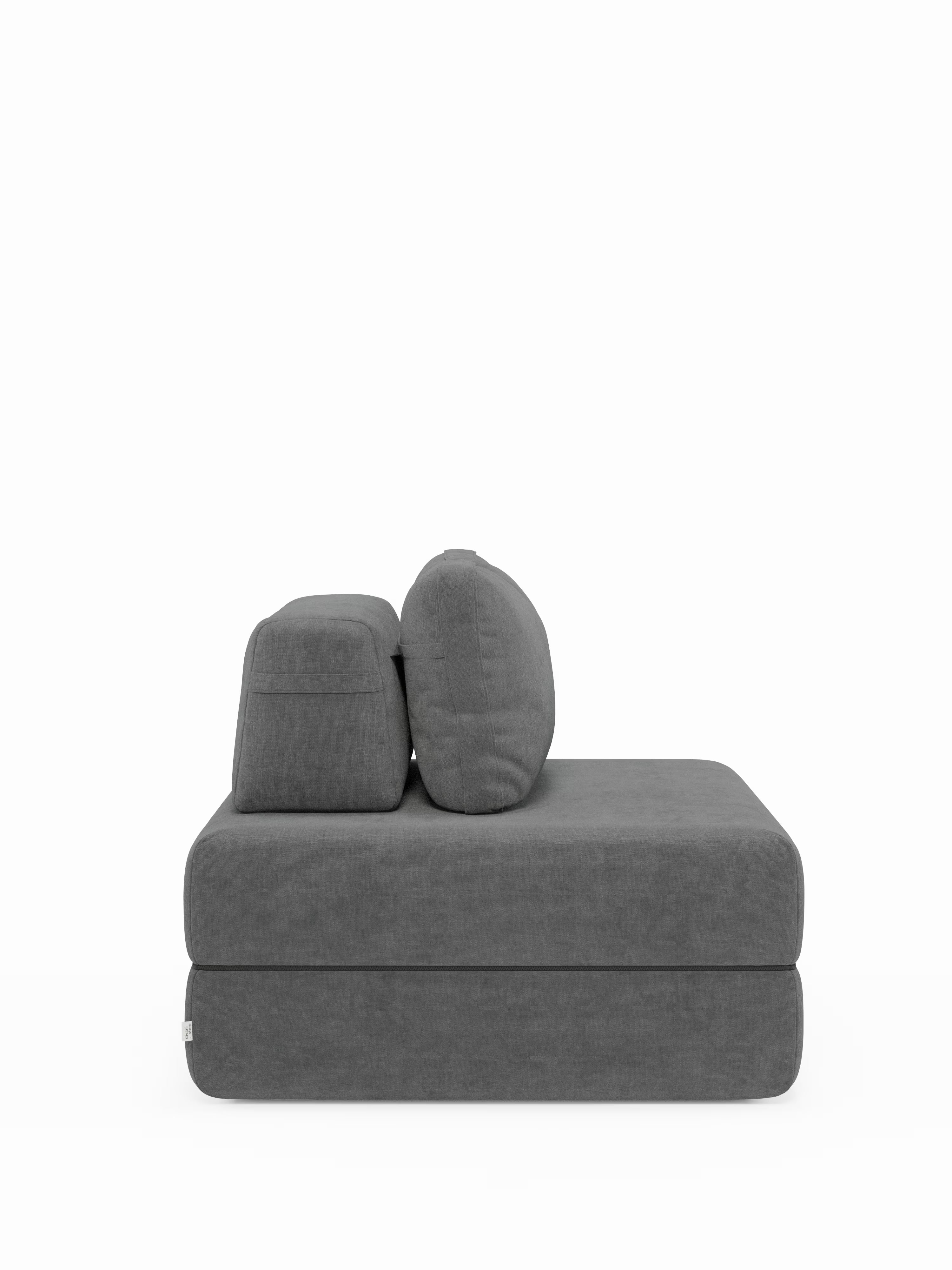 Ecco una versione riscritta della frase utilizzando i dati del tuo prodotto: La poltrona letto Rift con materasso alto 22 cm e memory foam di Divani.Il modello Store è raffigurato di profilo, caratterizzato da una seduta imbottita e spessa e da due cuscini rettangolari sovrapposti e leggermente inclinati, realizzati in tessuto T31 facile da pulire: il tutto su uno sfondo bianco che ne esalta il design minimalista e lo schienale mobile, fondendo perfettamente stile e funzionalità.