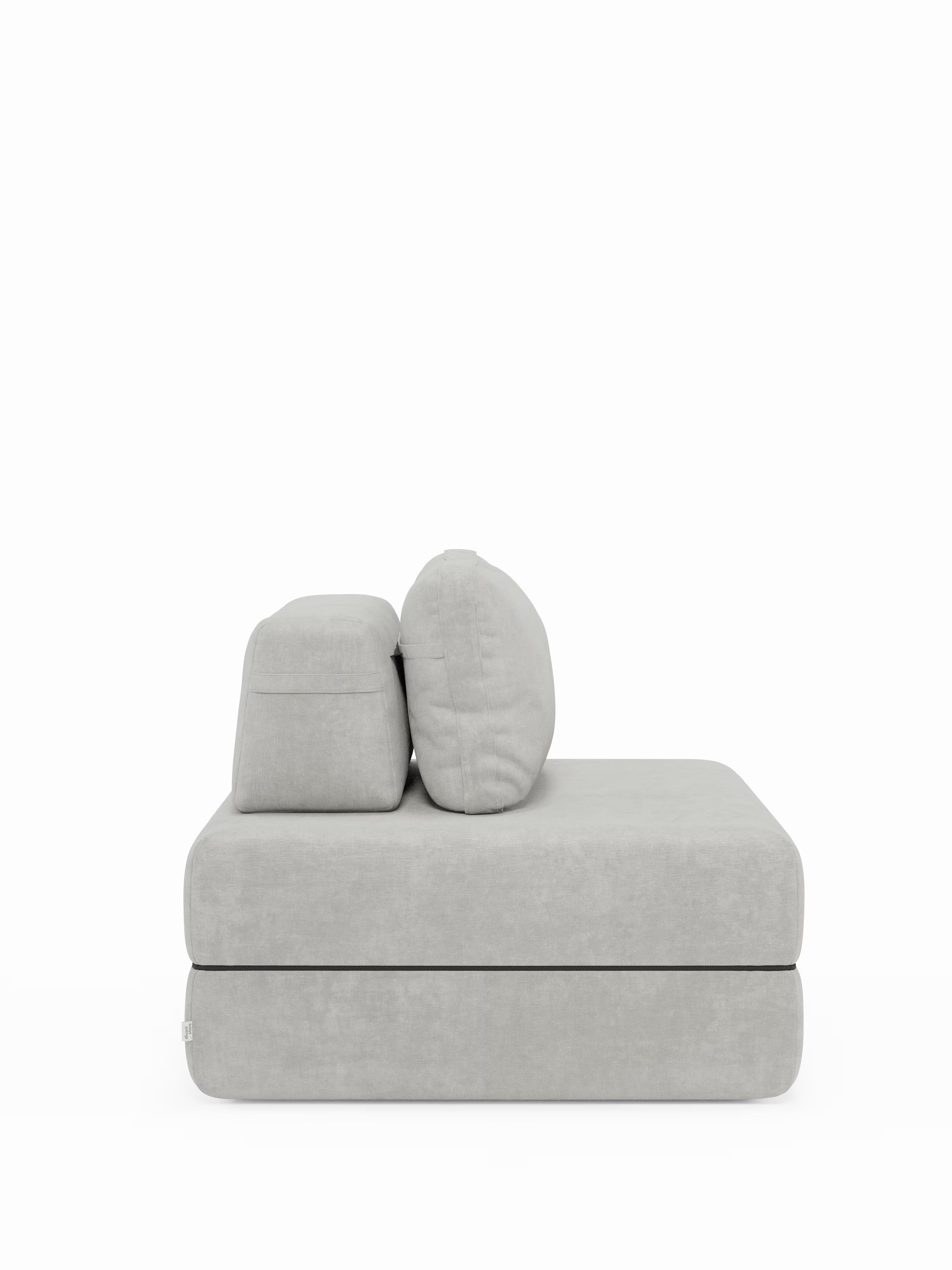 Vi presentiamo la poltrona letto Rift con materasso alto 22 cm e memory foam di Divani.Store: una moderna poltrona senza braccioli di colore grigio chiaro, con morbidi cuscini di seduta e schienale, raffigurata di profilo su uno sfondo bianco a tinta unita. La sua silhouette minimalista e squadrata e il morbido tessuto T31 antimacchia sottolineano l’eleganza contemporanea e il comfort, mentre lo schienale regolabile rende questa versatile poltrona letto la scelta ideale per spazi abitativi flessibili.