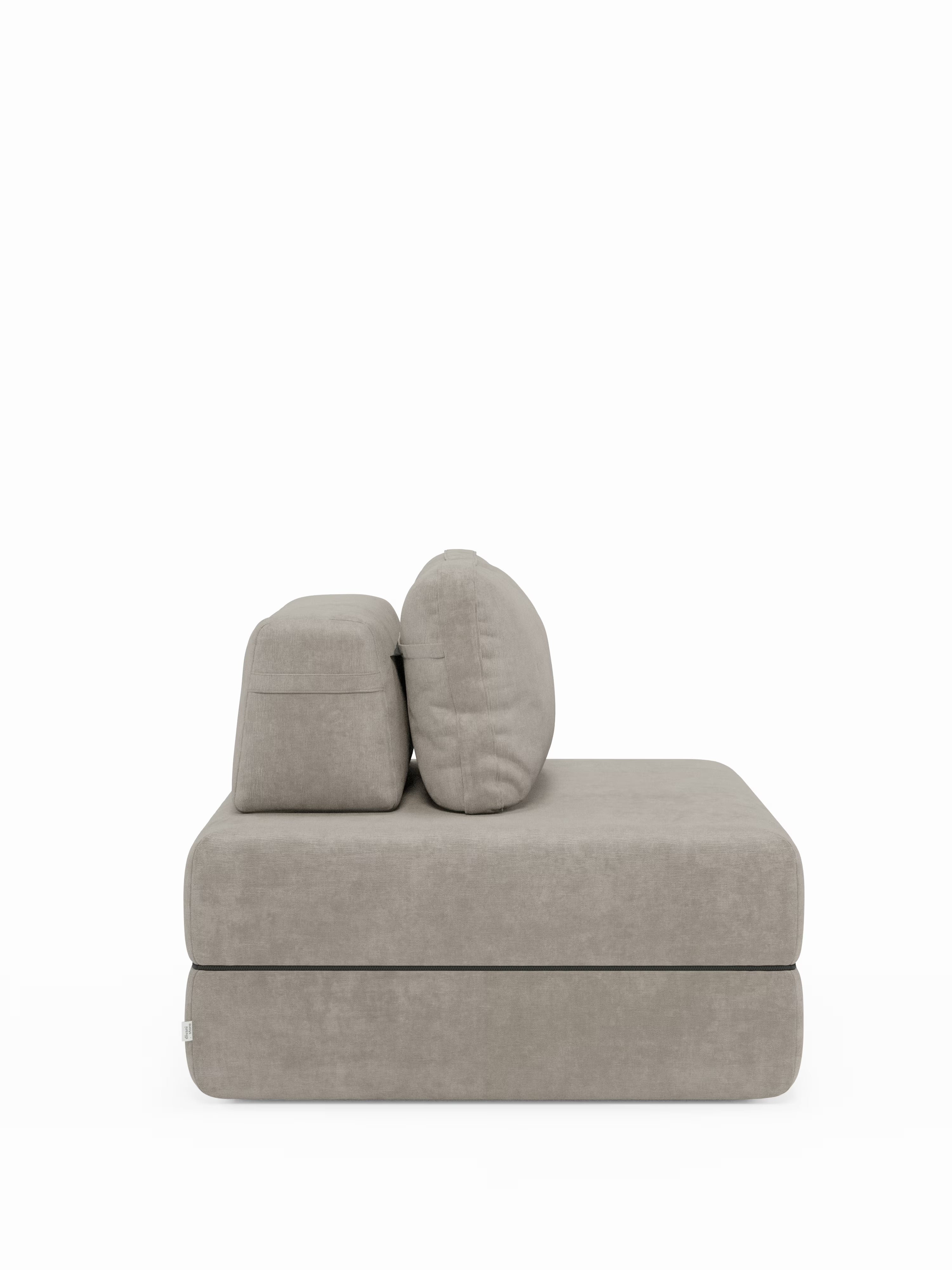 Una poltrona letto Rift dal design contemporaneo e minimalista di Divani.Store, rivestita in tessuto T31 facile da pulire, è dotata di un materasso in memory foam dello spessore di 22 cm che garantisce un comfort eccezionale. Il suo design comprende due cuscini rettangolari per lo schienale e uno schienale regolabile, che mettono in risalto le linee pulite e la morbida consistenza su uno sfondo bianco a tinta unita.