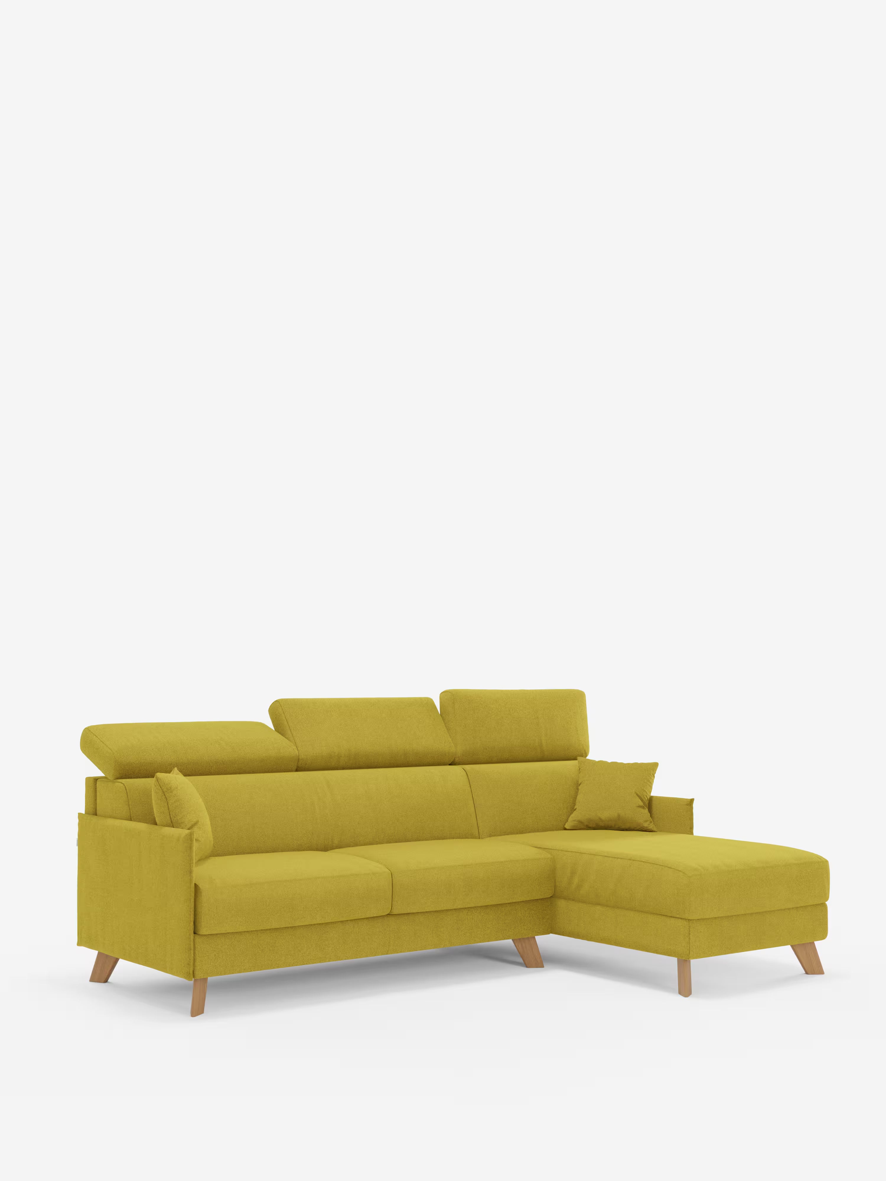 Il divano letto matrimoniale angolare Sole di Divani.Store è un divano componibile contemporaneo in un vivace giallo senape, caratterizzato da gambe in legno e da un elegante design in stile scandinavo. Con la sua chaise longue sul lato destro e il cuscino decorativo abbinato incluso, questo divano dal design minimalista vanta poggiatesta regolabili e tessuto T23 resistente alle macchie, qui raffigurato su uno sfondo bianco a tinta unita.