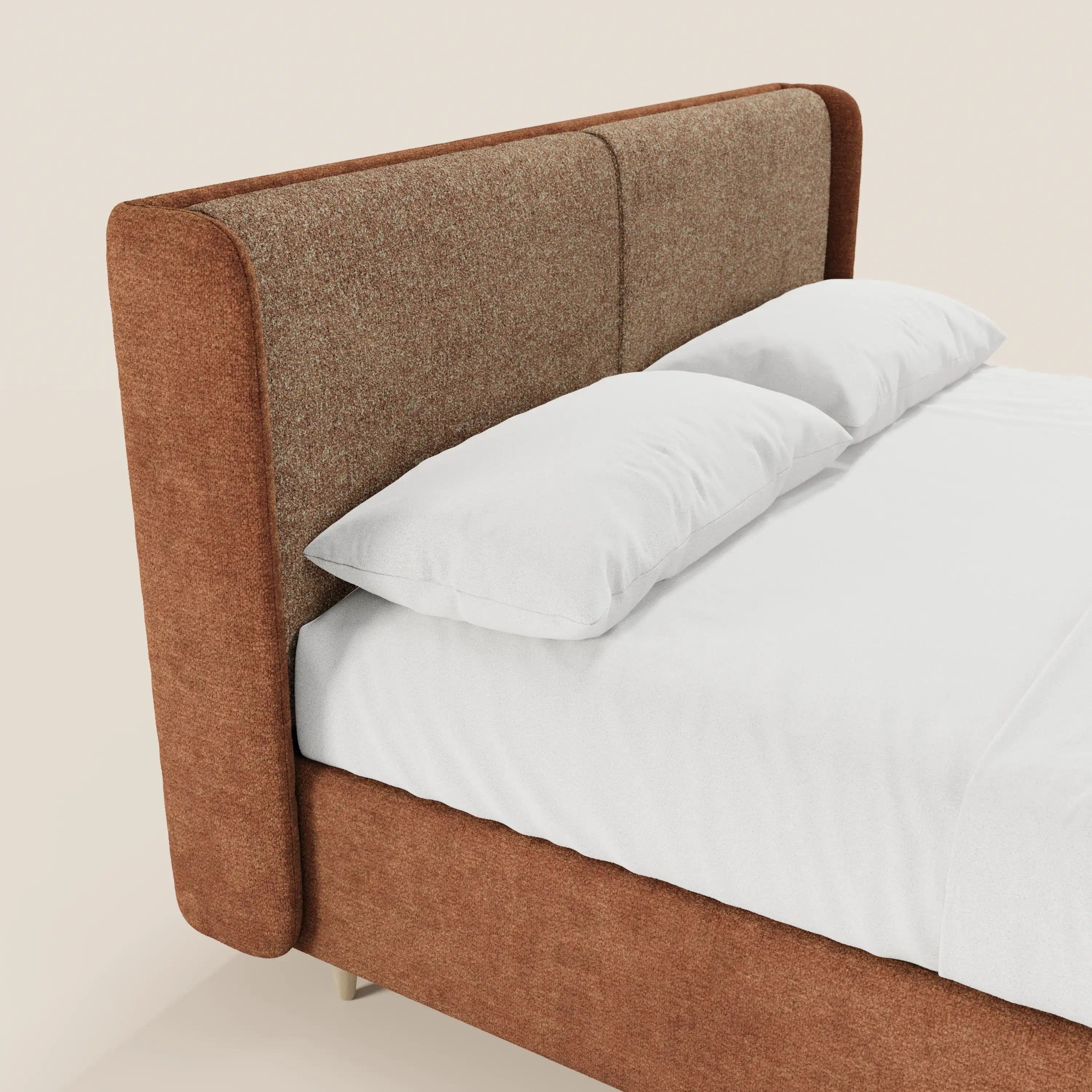 Un primo piano del letto imbottito bicolore VALKIRIA di Letti.store, con testiera curva avvolgente e cuscini dello schienale, vano contenitore e struttura coordinata; il letto è rifinito con lenzuola bianche in stile minimalista italiano.