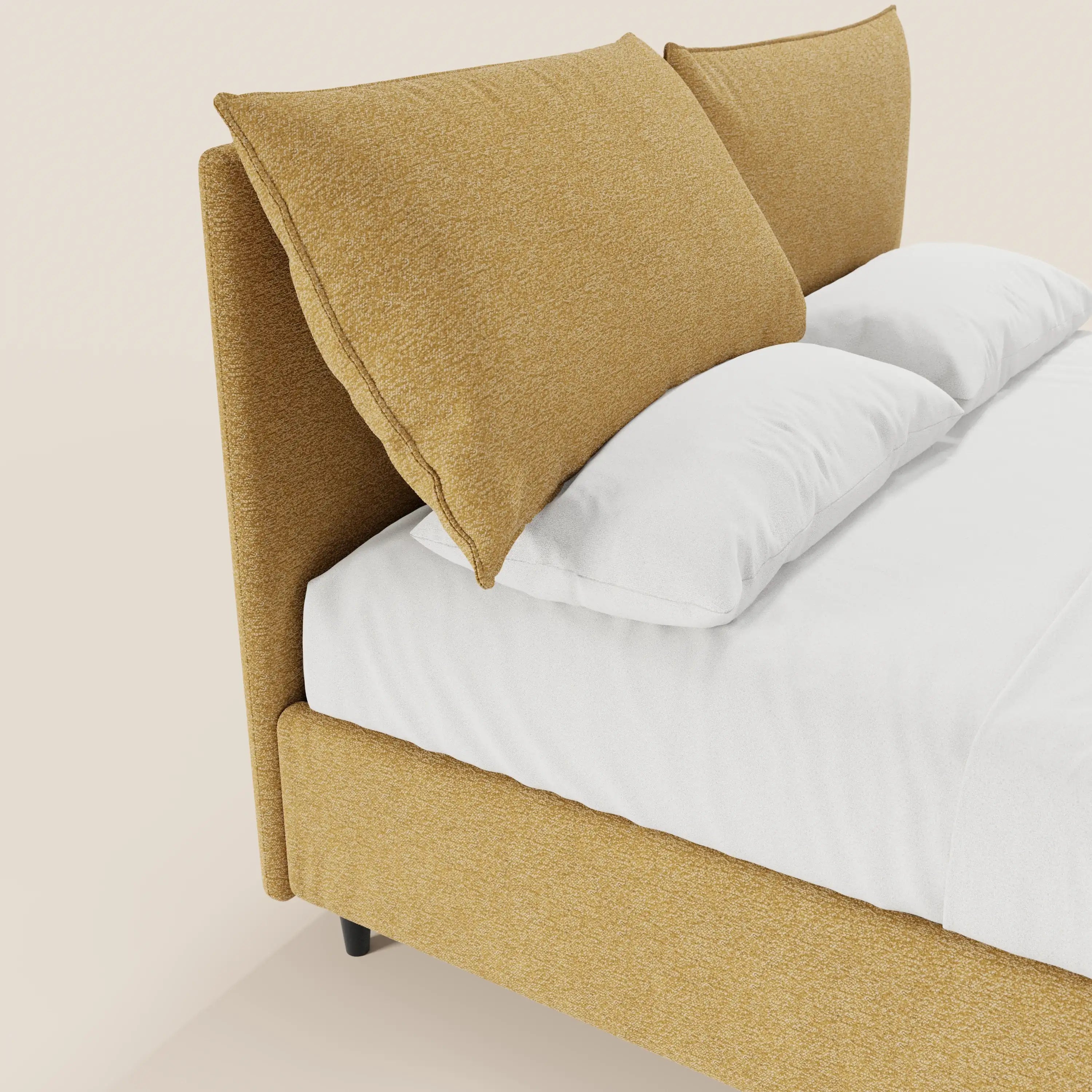 Il letto imbottito ZAYRON di Letti.store è realizzato con un moderno tessuto certificato Oeko-Tex®, è dotato di una base contenitore e di morbidi cuscini regolabili che fungono da testiera; qui è raffigurato in giallo senape con biancheria da letto bianca e fresca su uno sfondo beige.