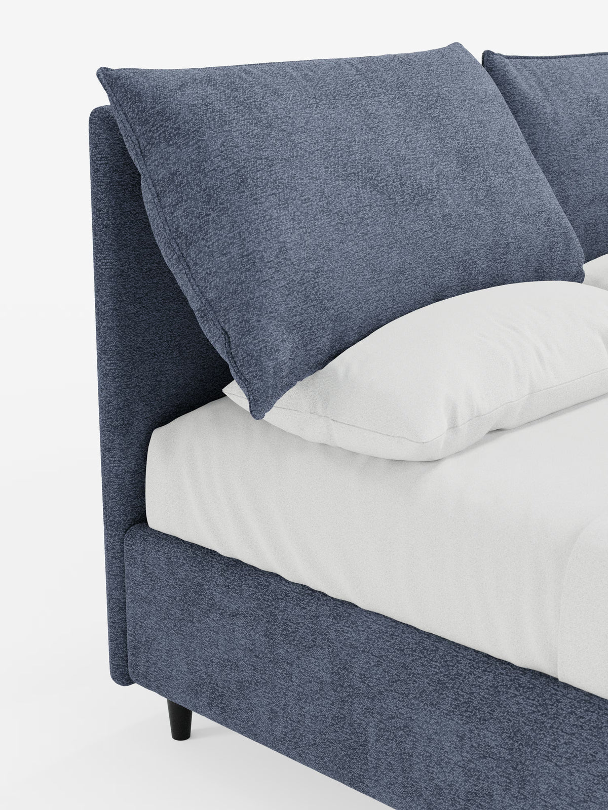 Un primo piano del letto imbottito ZAYRON con contenitore e morbidi cuscini regolabili di Letti.store, caratterizzato da una moderna struttura imbottita blu e da grandi cuscini blu regolabili in tessuto certificato Oeko-Tex®. Il letto, rivestito con lenzuola e cuscini di un bianco candido, risalta su uno sfondo bianco a tinta unita, rendendo questo pezzo contemporaneo di Letti.store il soggetto principale dell’immagine.