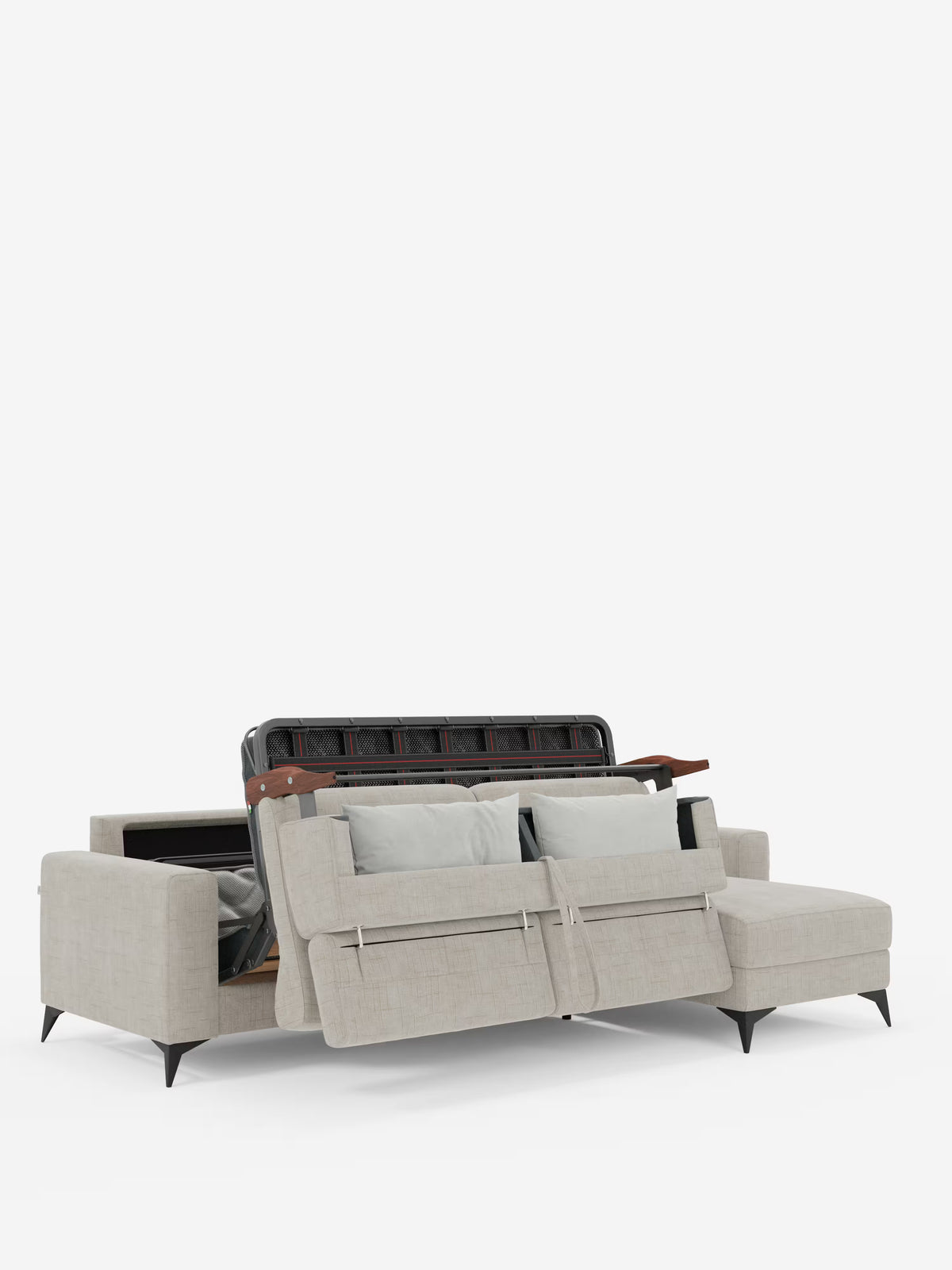 Un divano letto angolare Pegaso color beige chiaro di Divani.Store, con gambe nere, rivestito in tessuto jacquard smacchiabile T22. Sollevando la seduta si scopre una penisola contenitore nascosta e un meccanismo letto estraibile parzialmente esteso. Due cuscini coordinati poggiano sulla seduta, e il divano componibile con poggiatesta reclinabili è posto su uno sfondo bianco a tinta unita.