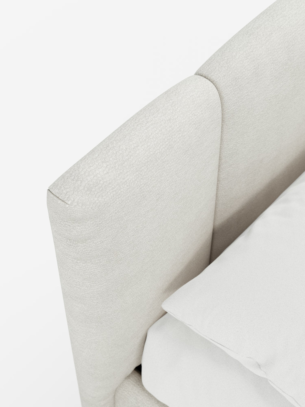Primo piano di un letto imbottito ARKAM con contenitore e testiera a lavorazione verticale di Letti.store, caratterizzato da una testiera imbottita in tessuto beige chiaro con trama in rilievo, certificata Oeko-Tex®, in stile shabby chic e da un letto ben rifatto con biancheria da letto bianca, ripreso dall’alto su uno sfondo bianco.