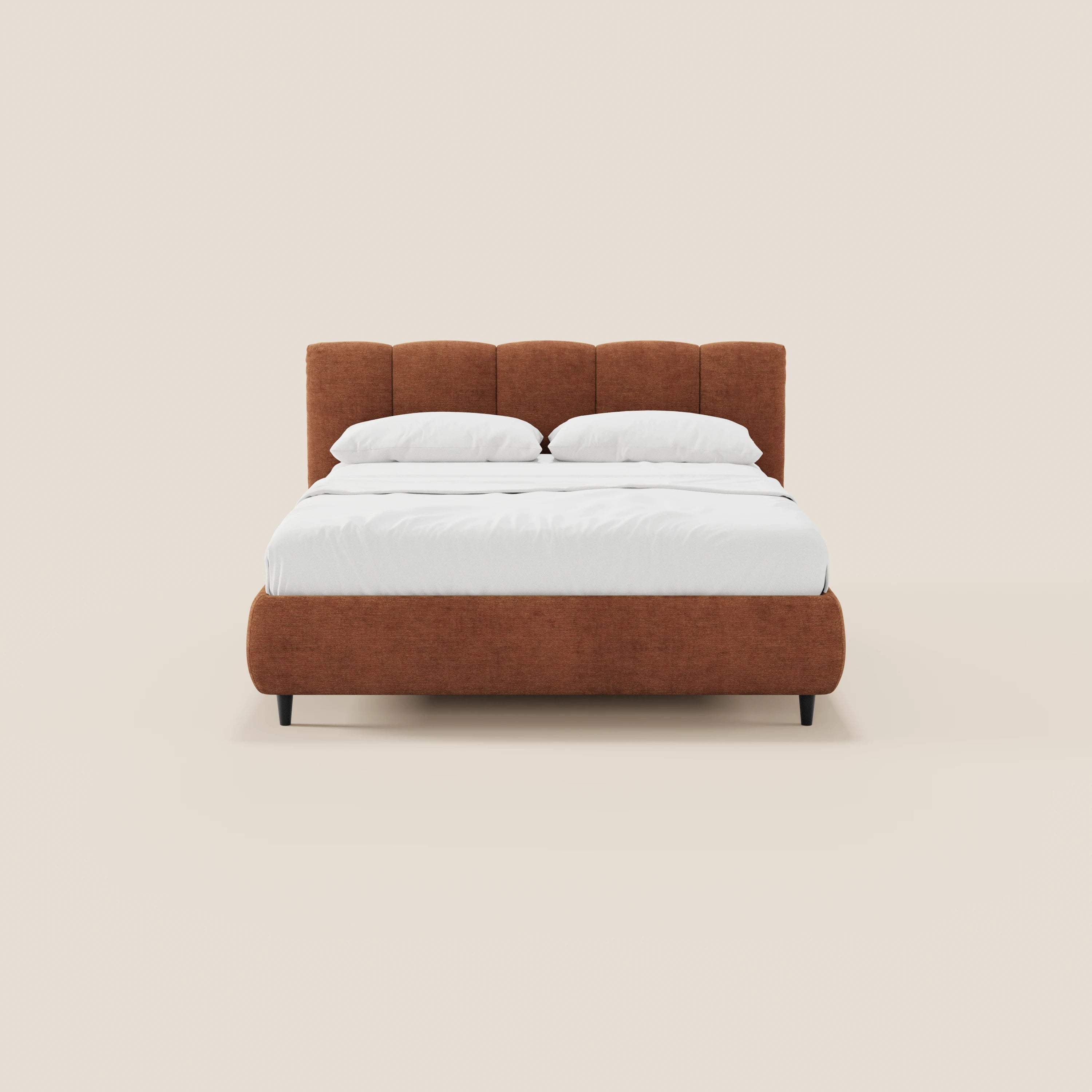Il letto imbottito ARKAM di Letti.store, realizzato in tessuto certificato Oeko-Tex®, è dotato di vano contenitore e di una testiera lavorata verticalmente in stile shabby chic. È presentato su uno sfondo beige con biancheria da letto bianca e gambe nere sottili.
