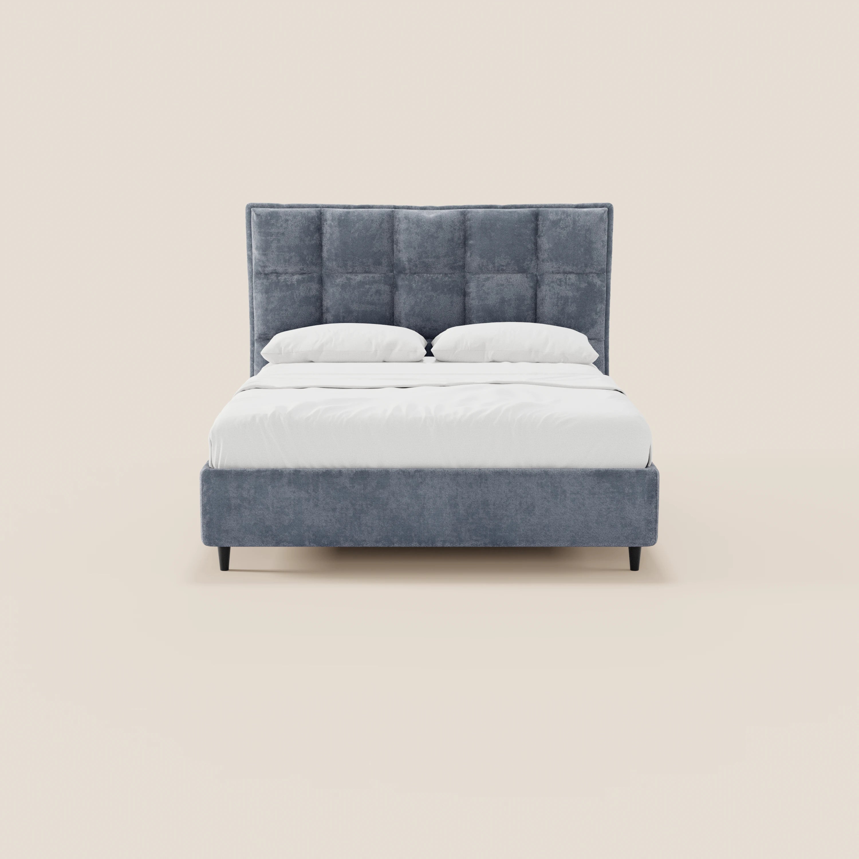 Il letto imbottito AURO con contenitore di Letti.store presenta una testiera alta capitonné in ciniglia Oeko-Tex®, finitura grigia, gambe corte nere e uno stile minimalista. Il letto è completato da biancheria da letto e cuscini bianchi, su uno sfondo beige.