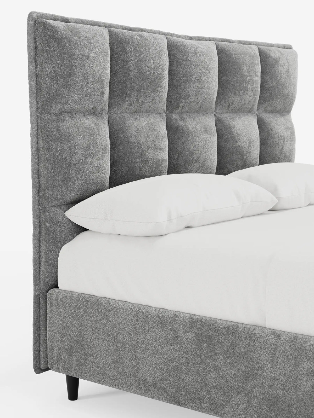 Il letto imbottito AURO con contenitore e testiera alta capitonné in ciniglia Oeko-Tex® è un letto imbottito grigio con una testiera alta capitonné, lenzuola bianche immacolate e gambe nere che risaltano su uno sfondo bianco a tinta unita.