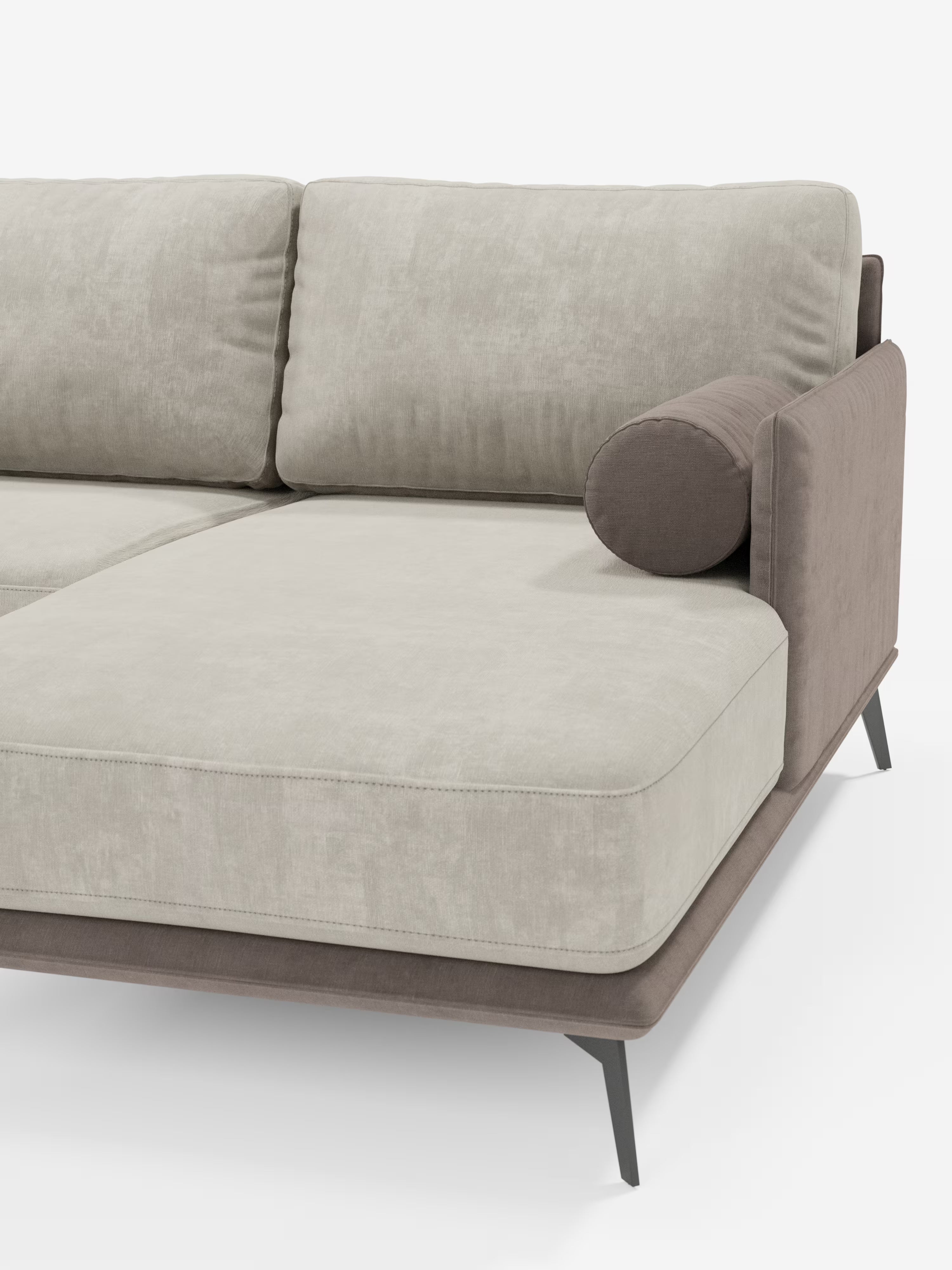 Il divano angolare bicolore con penisola Basalto di Divani.Store è dotato di cuscini smacchiabili T31 in beige chiaro soft-touch con schienali imbottiti in piuma, una base in metallo marrone, gambe angolate scure e un cuscino cilindrico marrone sulla destra. Sullo sfondo bianco a tinta unita, le linee pulite e il design minimalista del divano risaltano magnificamente.