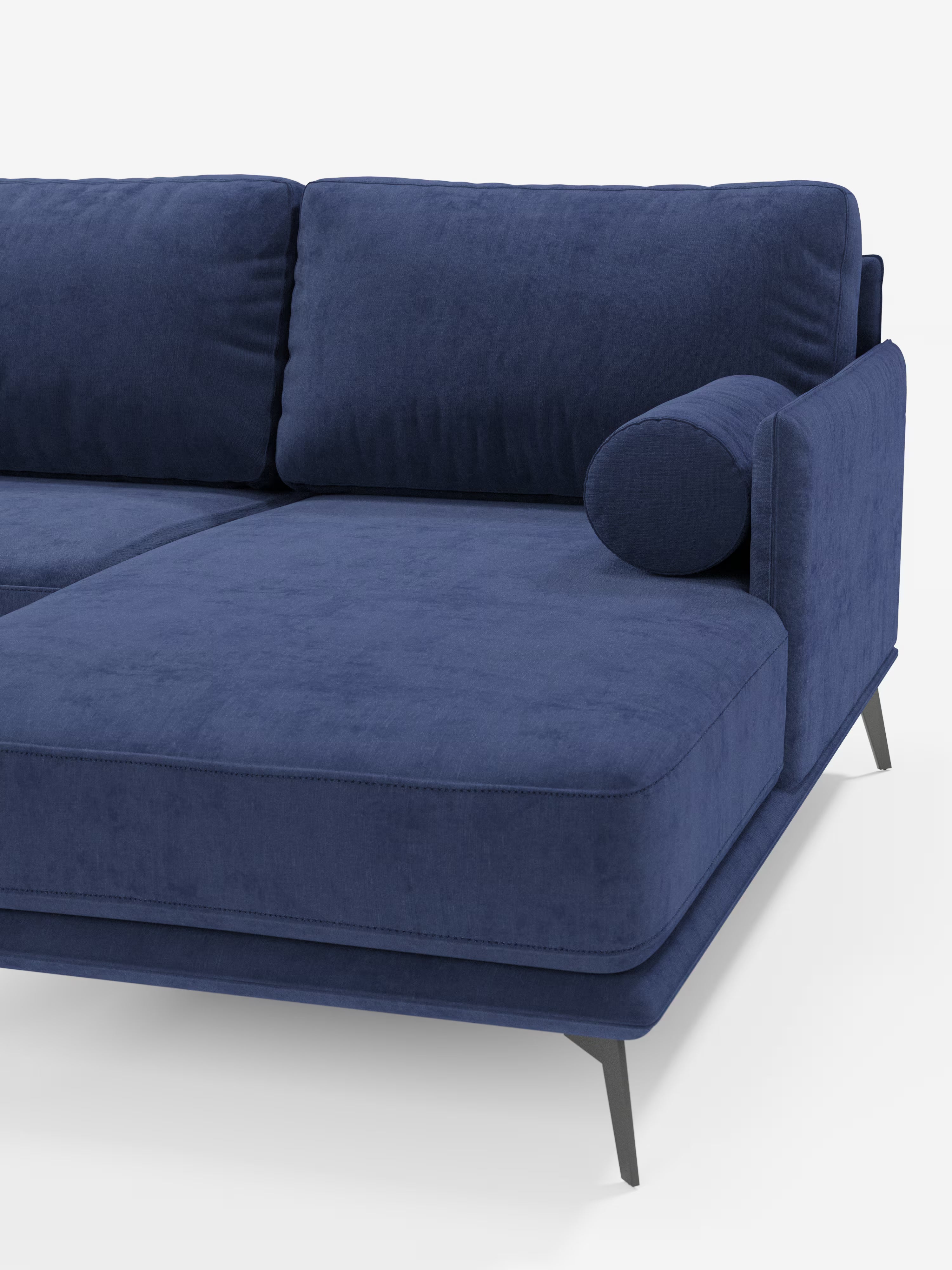 Ecco una versione riscritta utilizzando i dati del tuo prodotto: un primo piano del “Basalto Divano moderno angolare con penisola” di Divani.Store, realizzato in tessuto T31 blu antimacchia, con due cuscini di seduta, due cuscini di schienale, un cuscino cilindrico rotondo imbottito in piuma e un'elegante base in metallo nero, su uno sfondo bianco a tinta unita.
