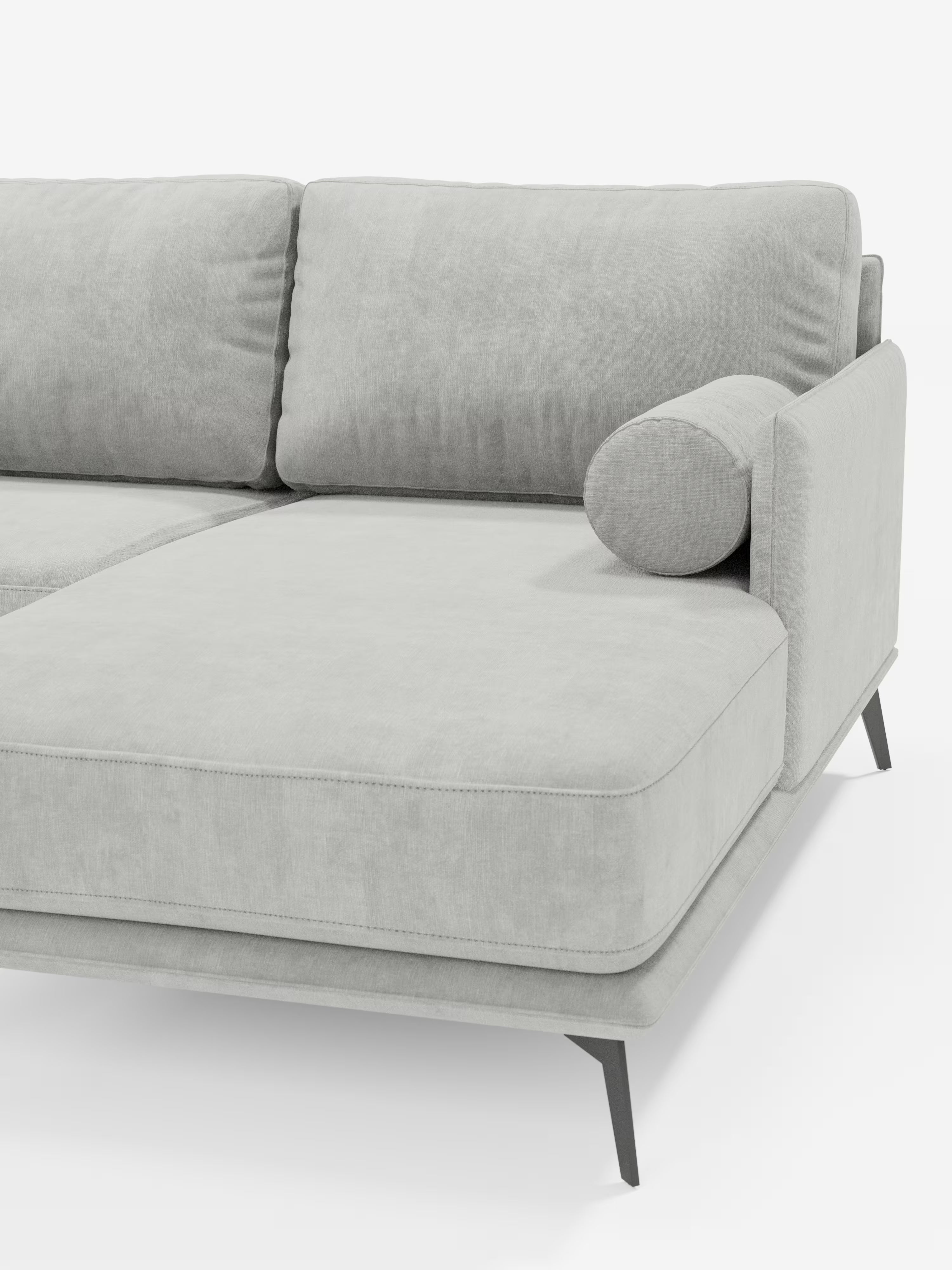 Il divano moderno angolare con penisola Basalto di Divani.Store è rivestito in tessuto T31 grigio chiaro antimacchia e dotato di morbidi cuscini in piuma, completati da un cuscino cilindrico sul bracciolo destro. L'elegante base in metallo e le linee minimaliste riflettono il sofisticato design italiano. Immagine su sfondo bianco.
