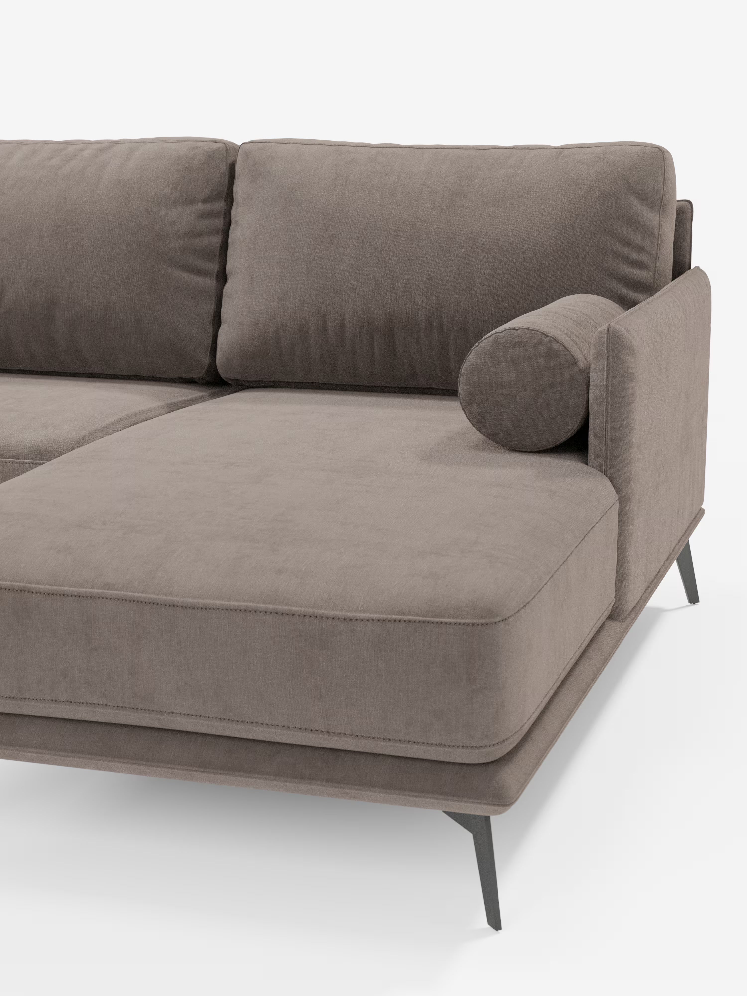 Il divano moderno angolare con penisola Basalto di Divani.Store, realizzato in Italia, presenta un rivestimento in morbido tessuto smacchiabile T31 color taupe con soffici cuscini in piuma per seduta e schienale. Un cuscino cilindrico è appoggiato sul bracciolo, mentre sottili gambe metalliche inclinate sostengono la struttura. Riportato su uno sfondo bianco a tinta unita, è visibile solo una parte di questo elegante divano componibile.