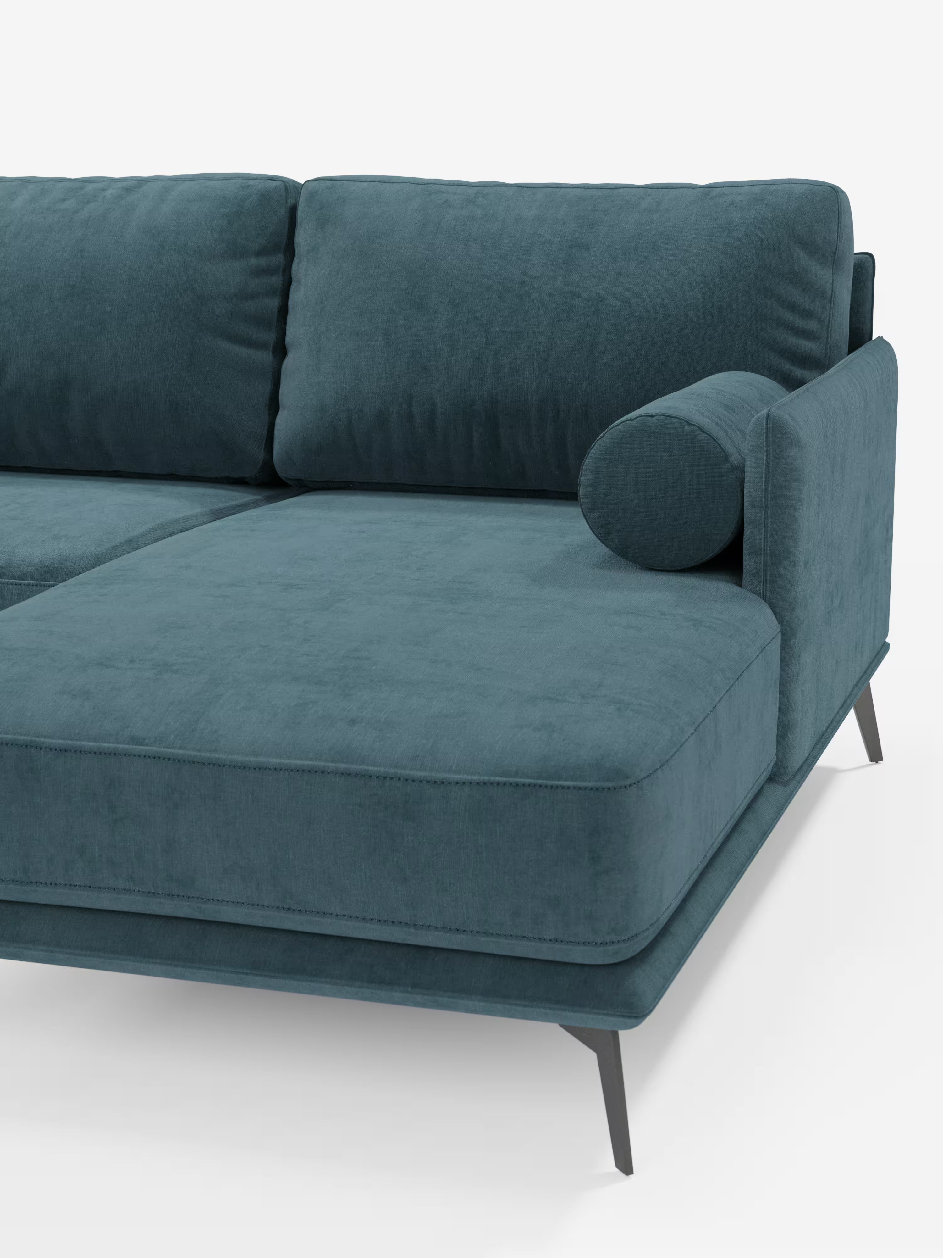 Il divano moderno angolare con penisola Basalto di Divani.Store presenta un design contemporaneo color verde acqua con morbidi cuscini in piuma rivestiti in tessuto T31 facile da pulire, un cuscino cilindrico sul bracciolo destro e sottili gambe in metallo nero. Su uno sfondo bianco, è visibile solo una parte di questo elegante divano ad angolo, compresa la sezione angolare.