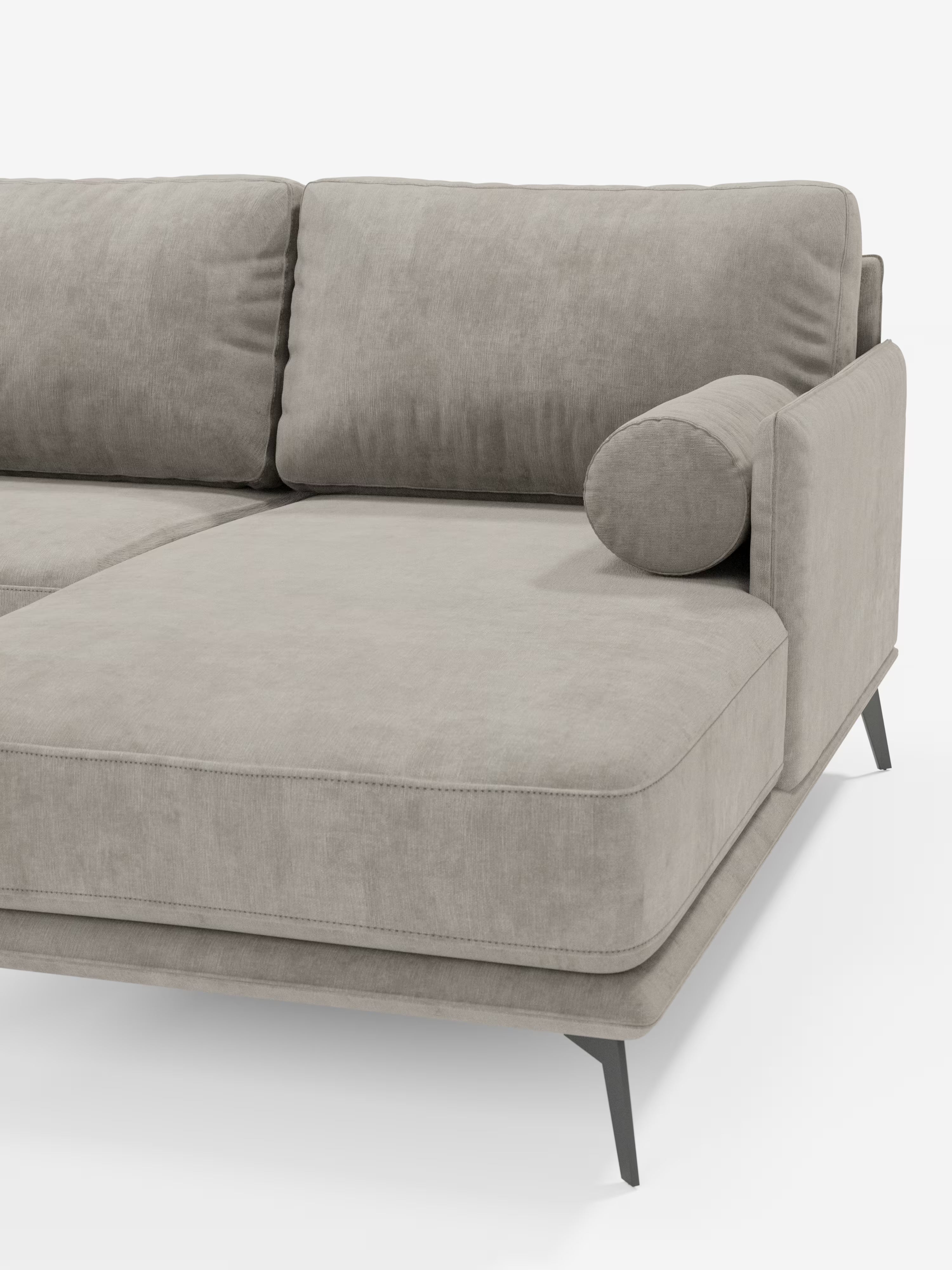 Il divano moderno angolare con penisola Basalto di Divani.Store presenta un rivestimento in tessuto T31 grigio chiaro e resistente alle macchie, una robusta base in metallo e cuscini imbottiti in piuma che garantiscono un comfort eccezionale. La sua silhouette slanciata si caratterizza per linee pulite e dritte, gambe in metallo e un cuscino cilindrico sul bracciolo destro, creando un’estetica contemporanea e accogliente.
