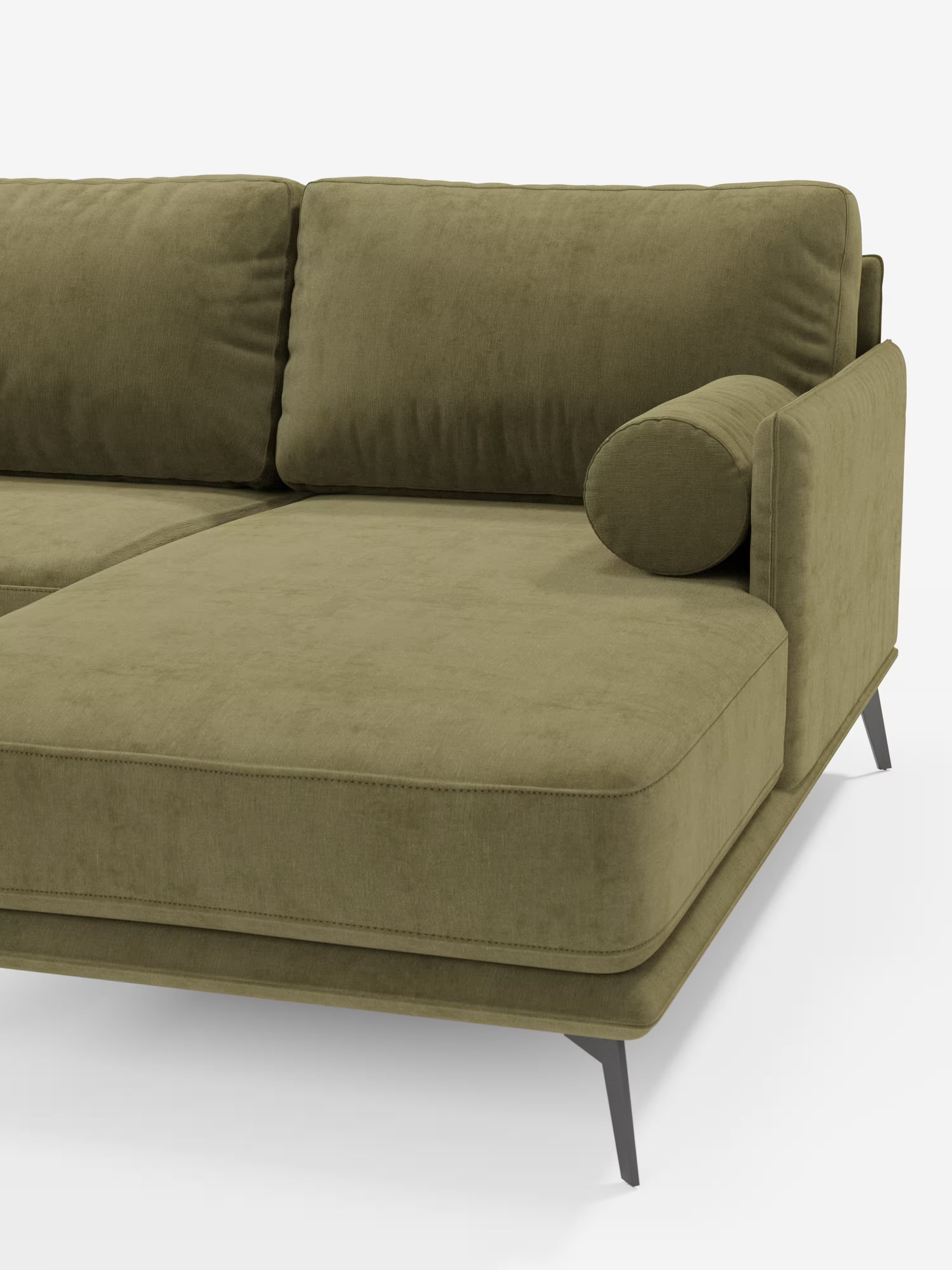Basalto, divano moderno angolare con penisola di Divani.Store: un elegante divano componibile verde oliva con morbidi cuscini in piuma e un cuscino cilindrico sul bracciolo destro, poggiato su sottili gambe angolate in metallo nero. Il divano è rivestito in morbido tessuto T31 antimacchia (divano tessuto smacchiabile sfoderabile) e si stacca su uno sfondo bianco a tinta unita. È visibile solo una parte del divano.