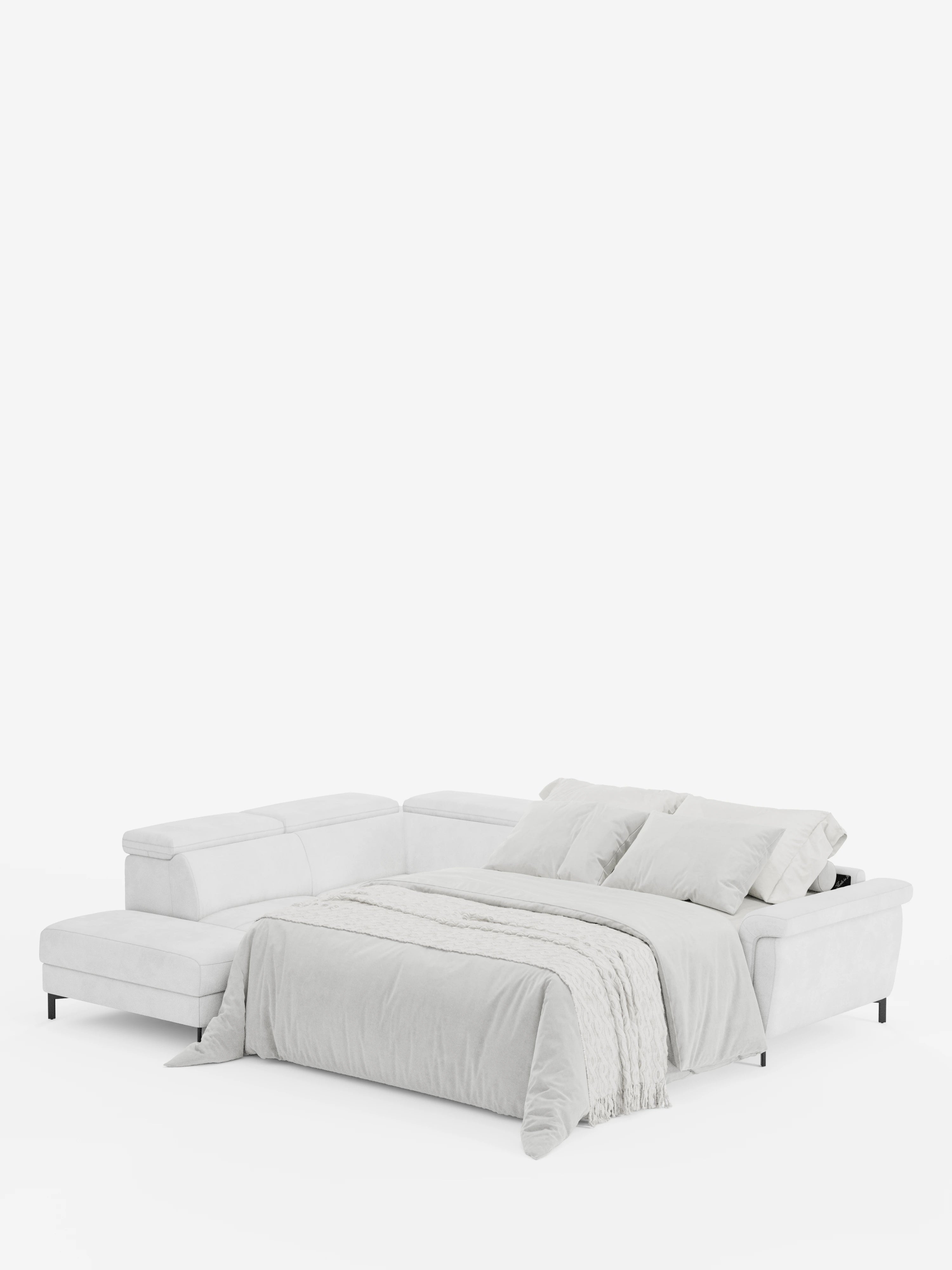 Il divano letto angolare Capri con poggiatesta reclinabili e materasso ad alte prestazioni in tessuto vellutino smacchiabile T30 di Divani.Store è un divano letto componibile moderno, di colore grigio chiaro. Si trasforma in un letto elegante con biancheria da letto, cuscini e coperta coordinati, anch’essi di colore grigio chiaro. Caratterizzato da una chaise longue a sinistra e da gambe corte nere, questo modello mette in risalto il design contemporaneo ed è presentato su uno sfondo bianco a tinta unita.