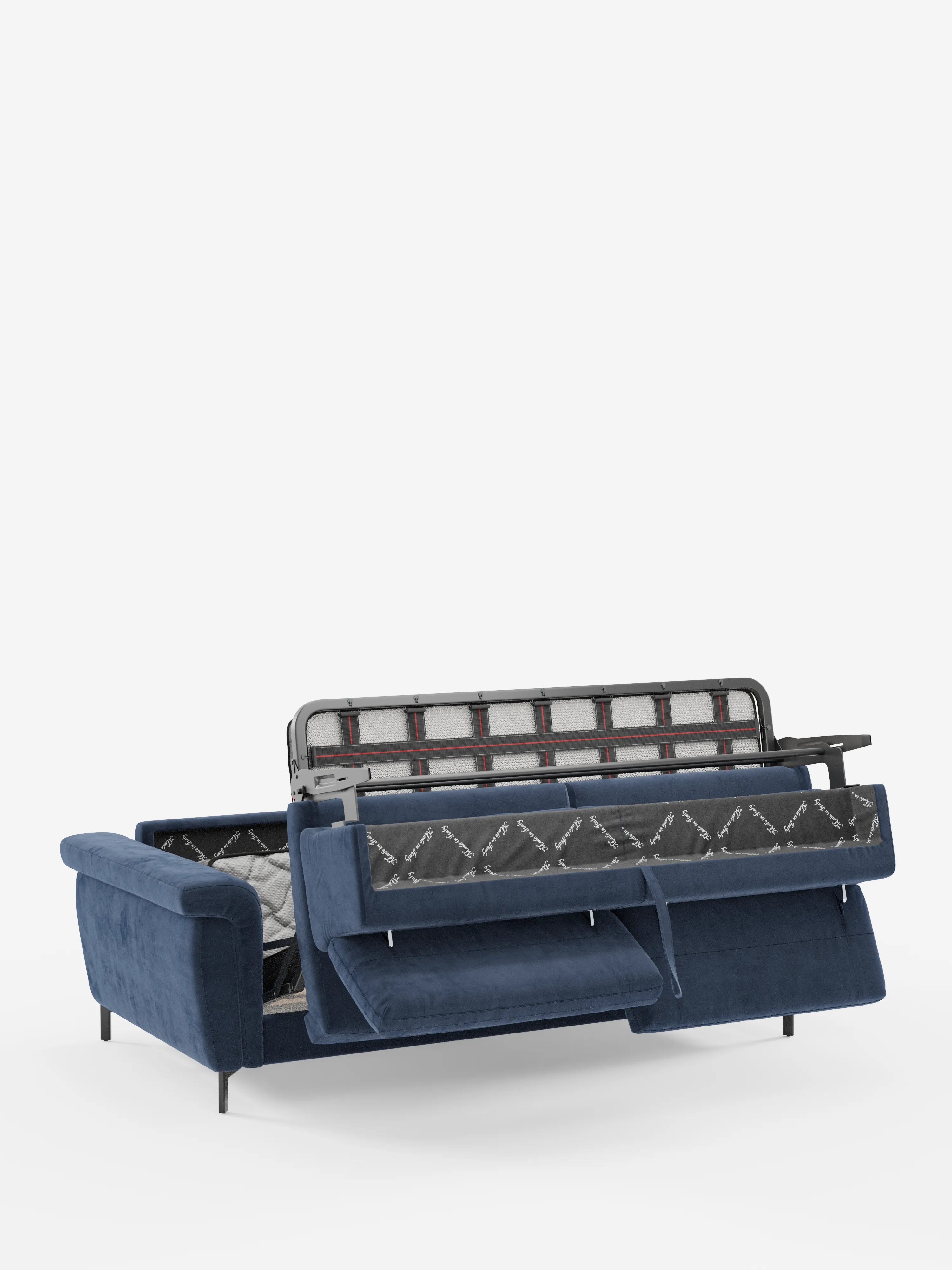 Il divano letto di design Capri di Divani.Store è disponibile in blu, rivestito in raffinato tessuto effetto velluto smacchiabile T30, resistente alle macchie. Su uno sfondo bianco a tinta unita, si distingue per le gambe alte e i poggiatesta regolabili, mentre la struttura del letto in metallo nero parzialmente estesa, con il materasso a vista, ne sottolinea la pratica struttura trasformabile. Questo elegante complemento d’arredo incarna l’artigianato della manifattura italiana.