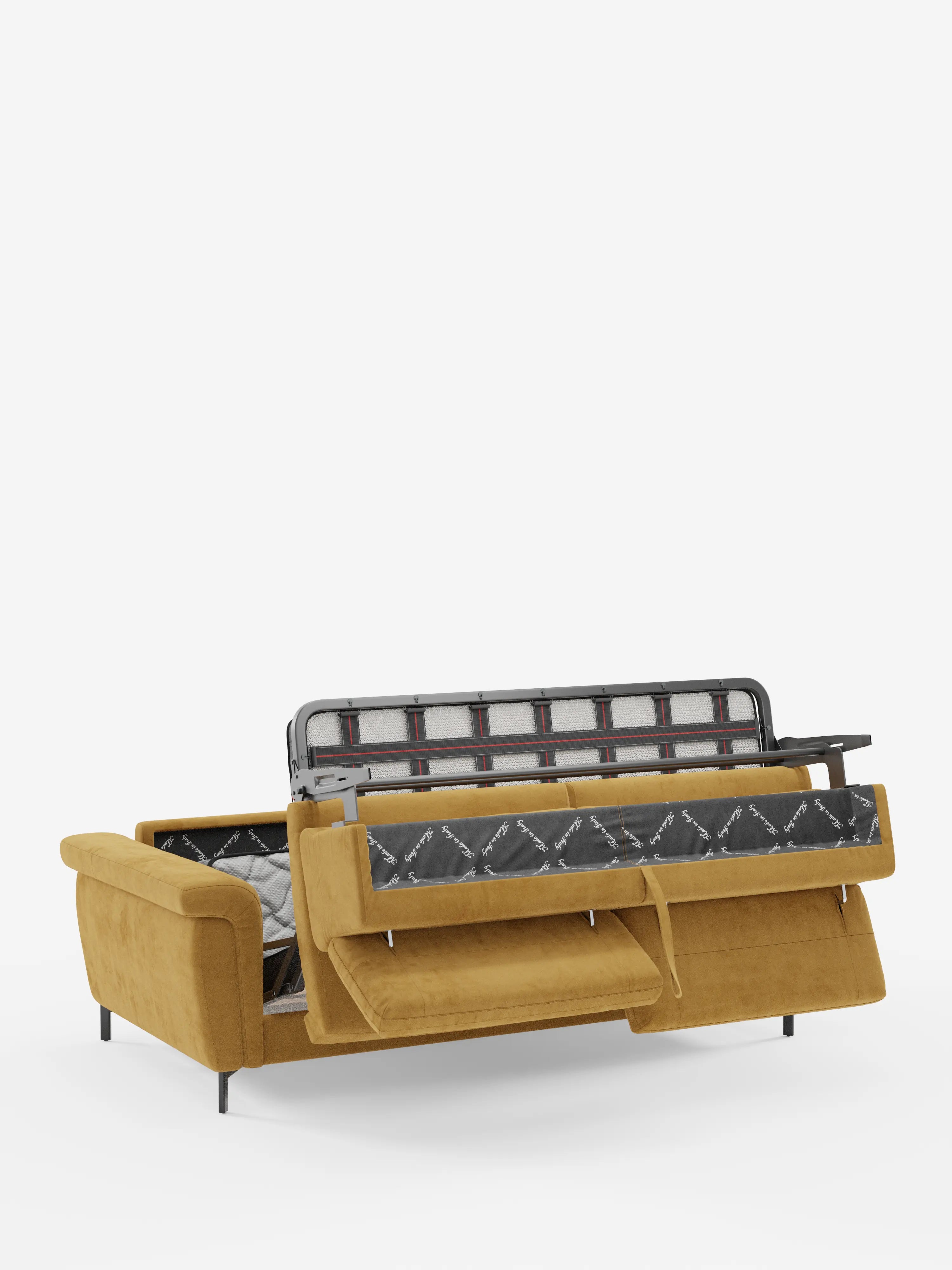 Il divano letto di design Capri di Divani.Store, rivestito con il raffinato tessuto T30 effetto velluto resistente alle macchie, è presentato nella finitura giallo senape. Il divano è dotato di due braccioli, gambe alte in metallo nero e poggiatesta regolabili. Sollevando la seduta si scopre una struttura letto pieghevole in metallo e un materasso riposto al suo interno, il tutto su uno sfondo bianco a tinta unita.