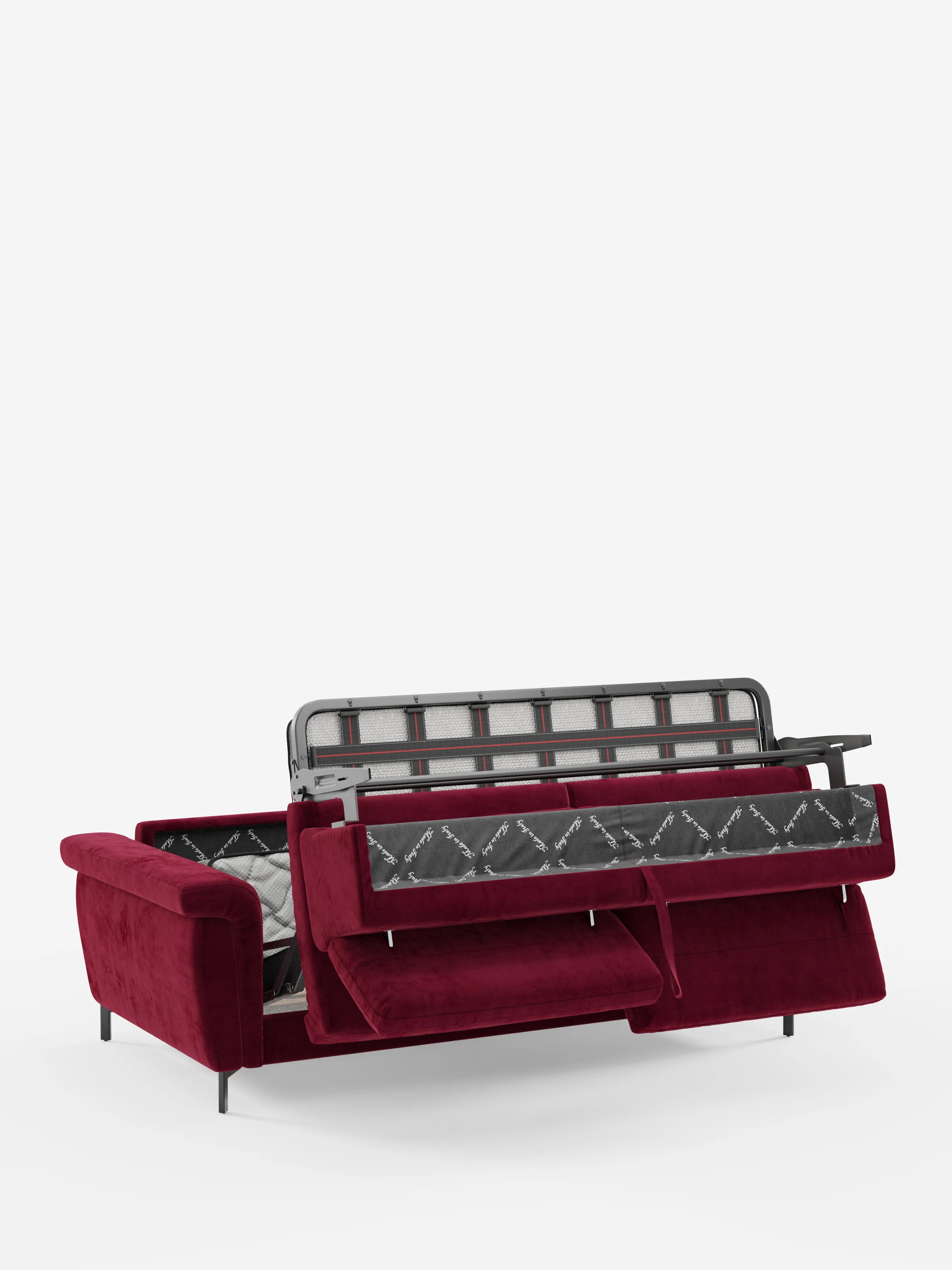 Il divano letto di design Capri con piedini alti di Divani.Store è raffigurato in posizione parzialmente aperta, rivelando la struttura del letto e il materasso nascosti. Lo schienale e la seduta sono aperti per mettere in mostra il meccanismo metallico interno. Rivestito con un raffinato tessuto effetto velluto T30 resistente alle macchie e dotato di poggiatesta reclinabili, questo elegante complemento d’arredo incarna la vera maestria artigianale italiana e risalta magnificamente sullo sfondo bianco.