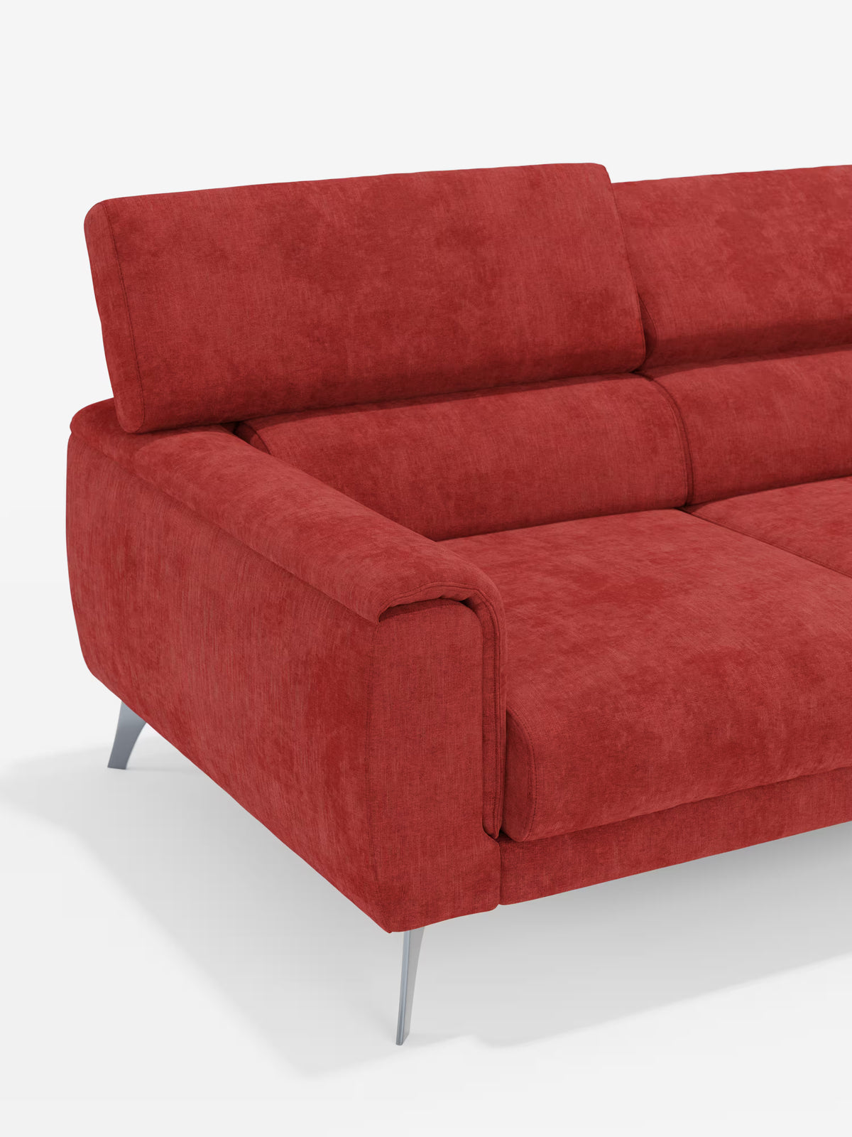 Il divano contemporaneo Caravaggio a 4 posti con tre sedute scorrevoli di Divani.Store è presentato in un intenso rosso, rivestito in morbido tessuto T31 resistente alle macchie e dalla consistenza vellutata. Caratterizzato da uno schienale basso con poggiatesta regolabili, ampi braccioli ed eleganti gambe angolate cromate, questo divano moderno presenta linee pulite ed è presentato nell’angolo sinistro su uno sfondo bianco.