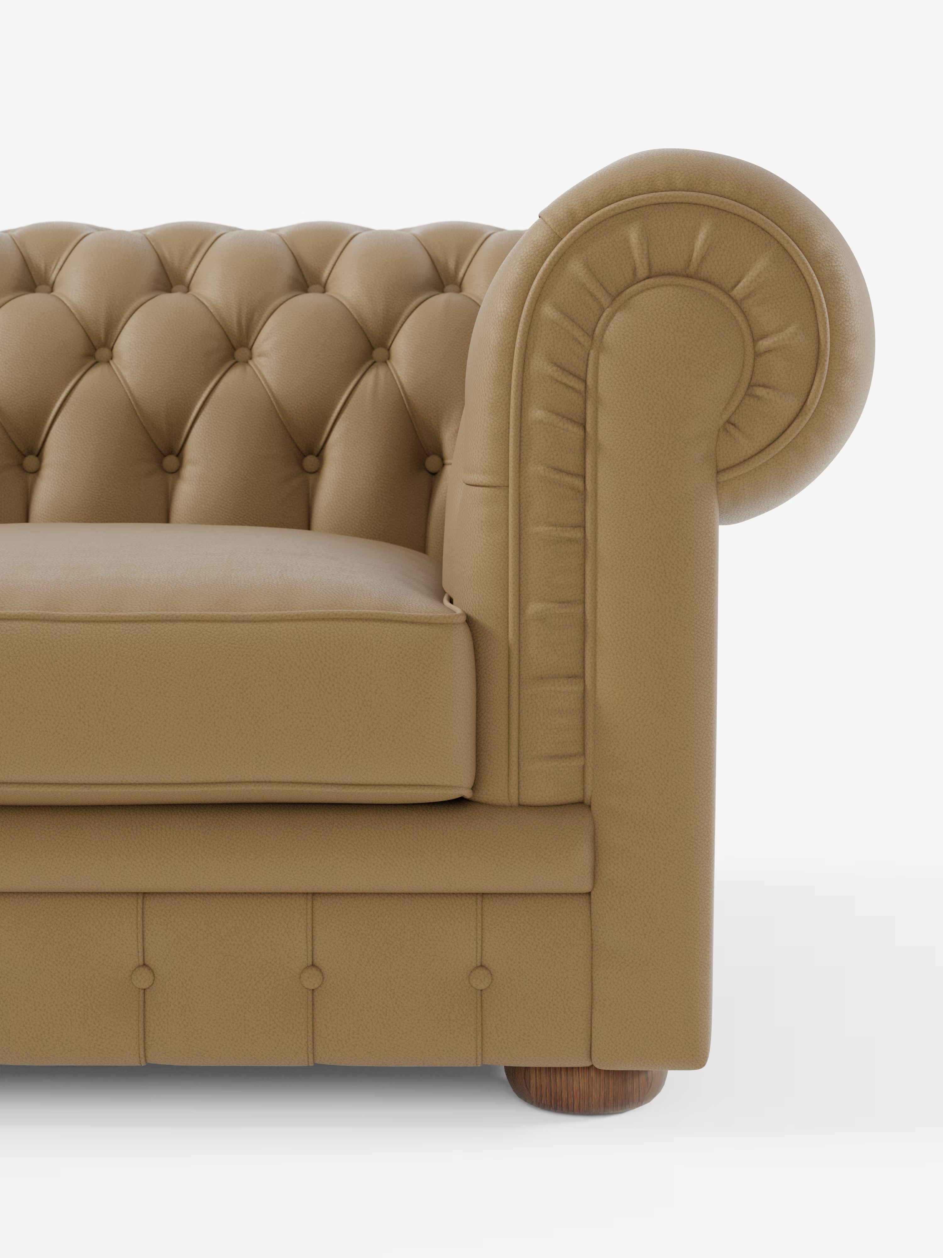 Primo piano del bracciolo sinistro e della seduta del Chester – Divano Chesterfield in vera pelle spessorata a 2 e 3 posti di Divani.Store, caratterizzato da un rivestimento in vera pelle marrone chiaro con bottoni profondi, un cuscino spesso e una gamba arrotondata in legno. Il divano è ripreso su uno sfondo bianco a tinta unita.